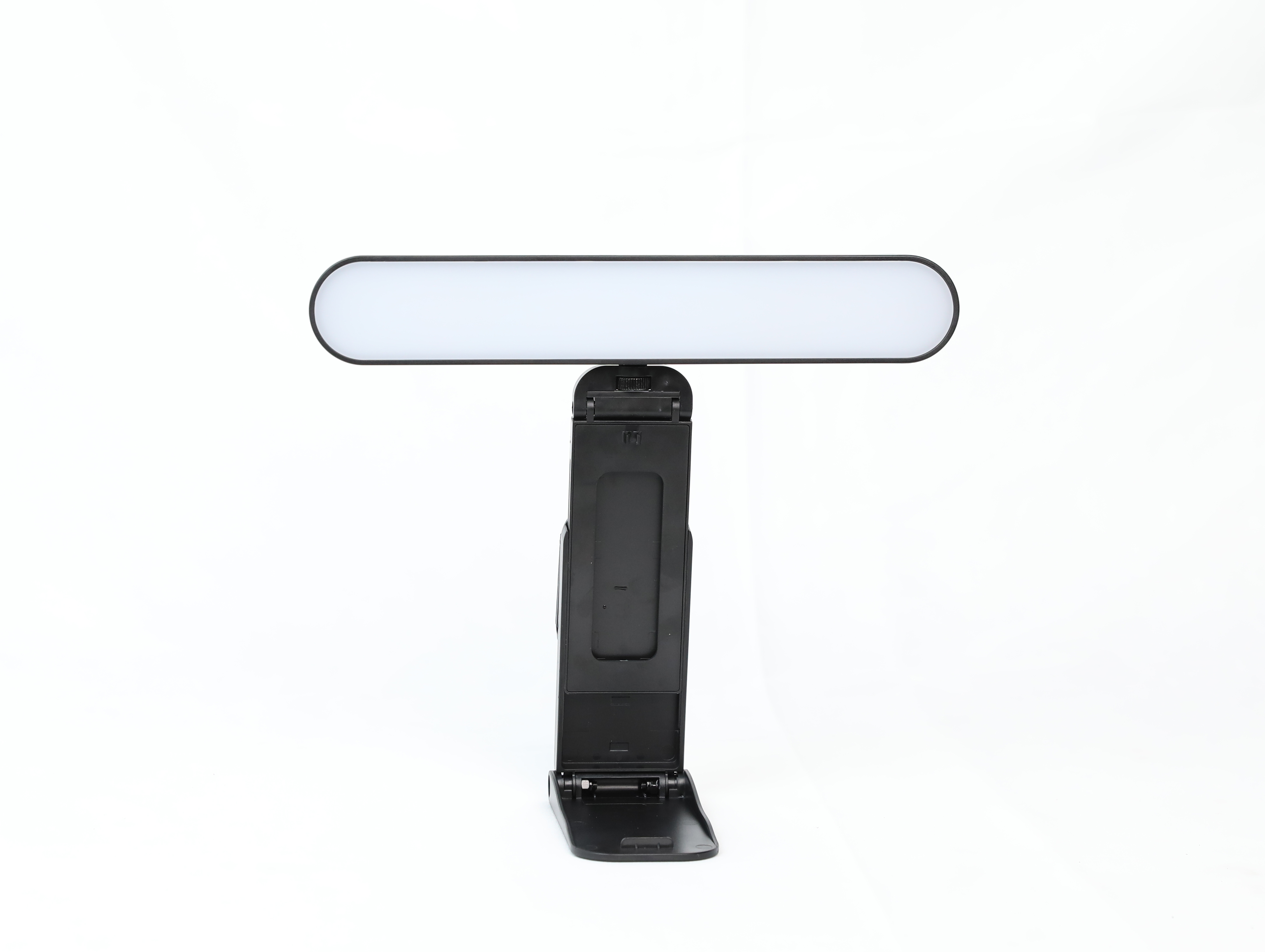 Eine schwarze Schreibtischlampe mit weißem Lichtfeld. Die Lampe steht auf weißem Hintergrund.