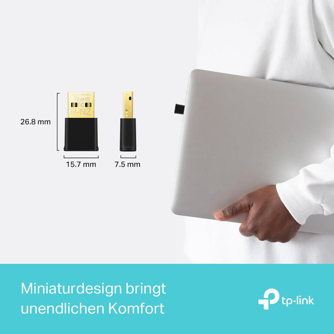 Ein schwarzer USB-Adapter neben einem Laptop, der von einer Person gehalten wird. Text und Abmessungen werden angezeigt. Das tp-link Logo ist sichtbar.