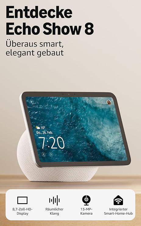 Ein Echo Show 8 Smart Display. Der Bildschirm zeigt eine Wasserszene und die Uhrzeit. Es steht auf einem weißen Lautsprecherfuß.