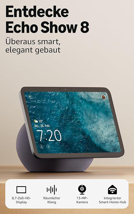 Ein Echo Show 8 Smart Display zeigt die Uhrzeit und das Wetter. Es steht auf einem Lautsprecherfuß, mit Text darüber.