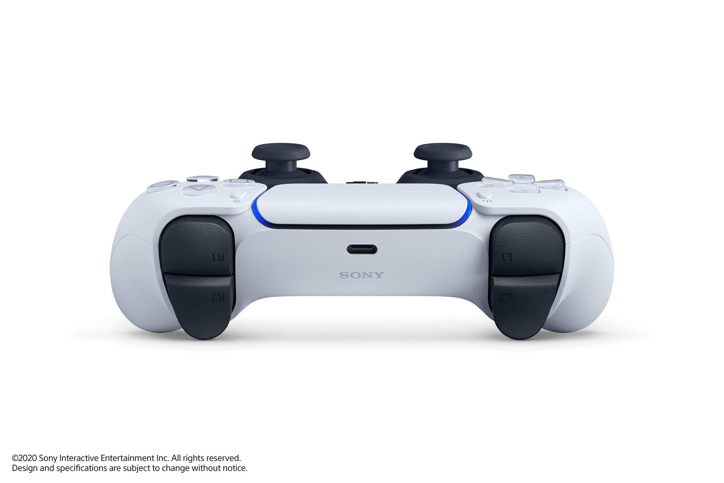 Ein weißer Playstation 5-Controller mit schwarzen Daumensticks und Knöpfen auf weißem Hintergrund. Das Sony-Logo ist sichtbar.