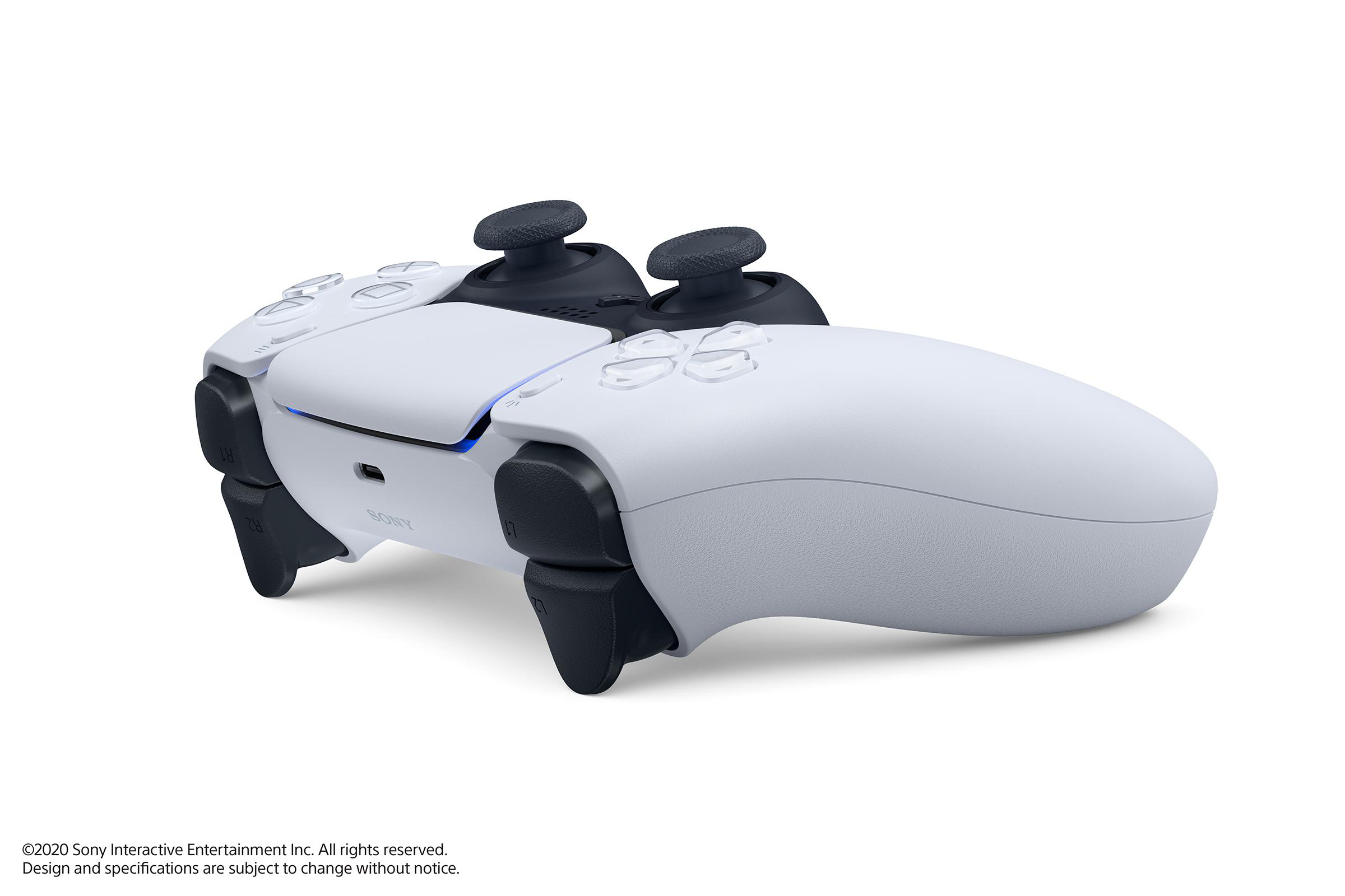 Ein weiß-schwarzer Playstation 5 Controller auf weißem Hintergrund. Es hat Knöpfe und Analogsticks.