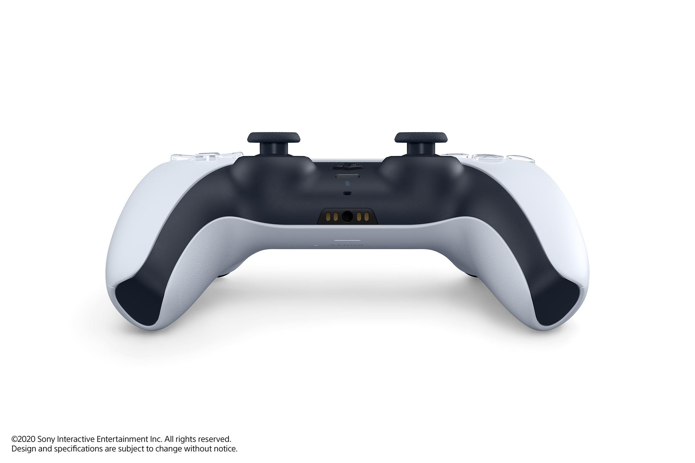 Ein weiß-schwarzer Game-Controller ist auf weißem Hintergrund zentriert. Er hat zwei schwarze Joysticks.