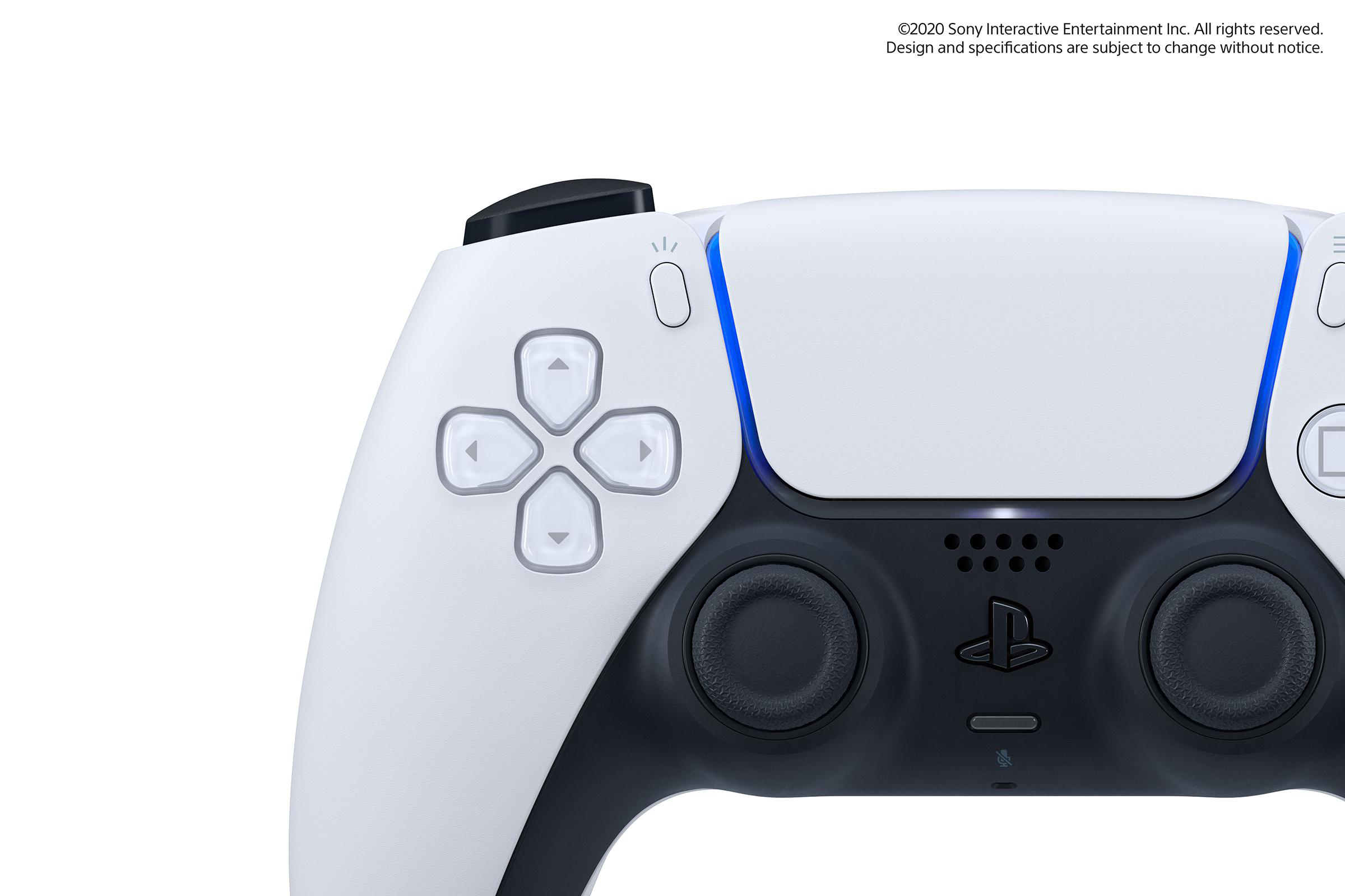 Gezeigt wird ein weiß-schwarzer PlayStation 5 Controller. Der Controller hat Knöpfe und Joysticks.