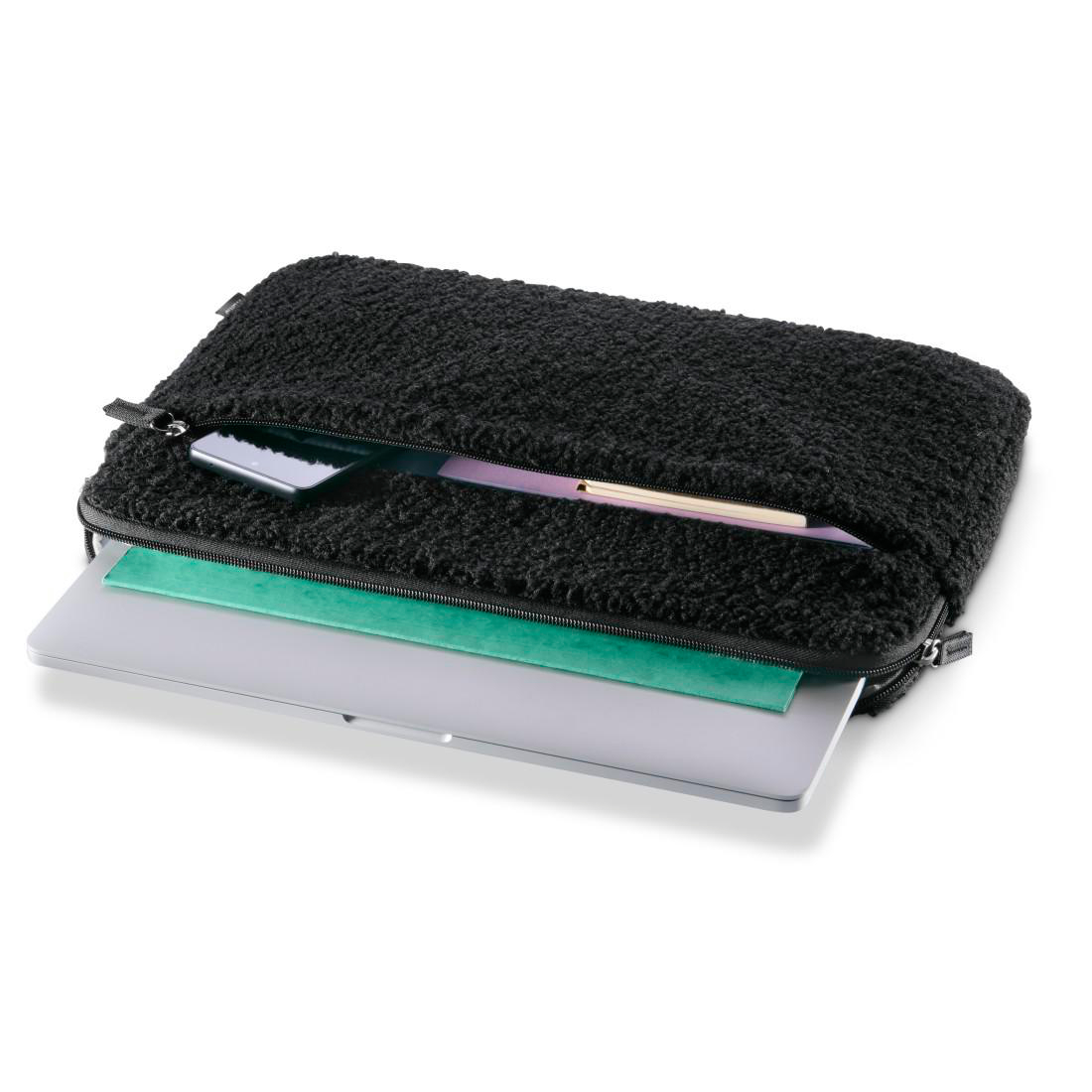 Schwarze, flauschige Laptoptasche mit Reißverschluss, mit Laptop, grünem Ordner, Bleistift und Telefon. Weißer Hintergrund.