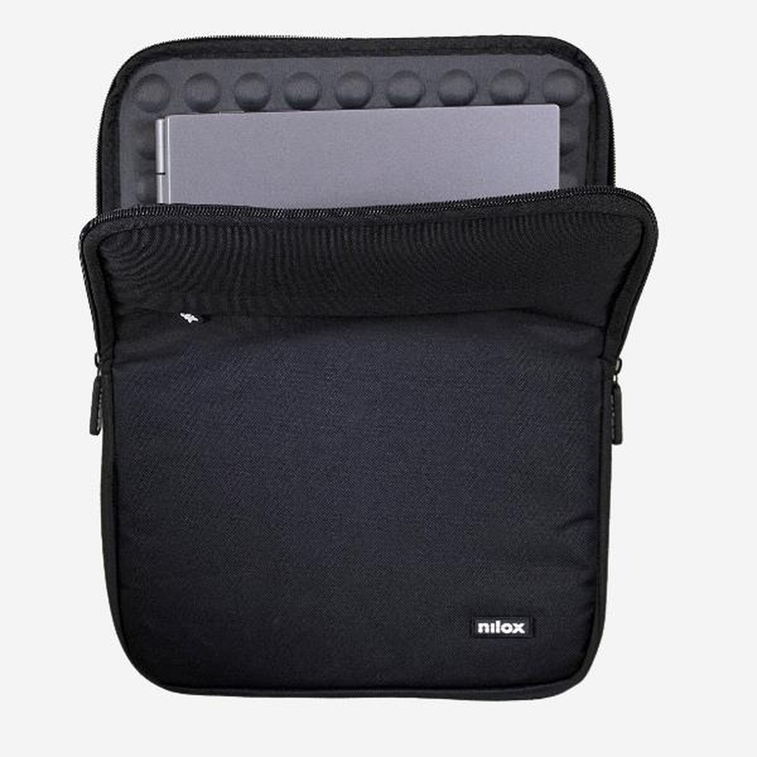 Custodia nera aperta per laptop con laptop grigio all'interno. La custodia ha cerniera, imbottitura e il marchio 'nilox'.