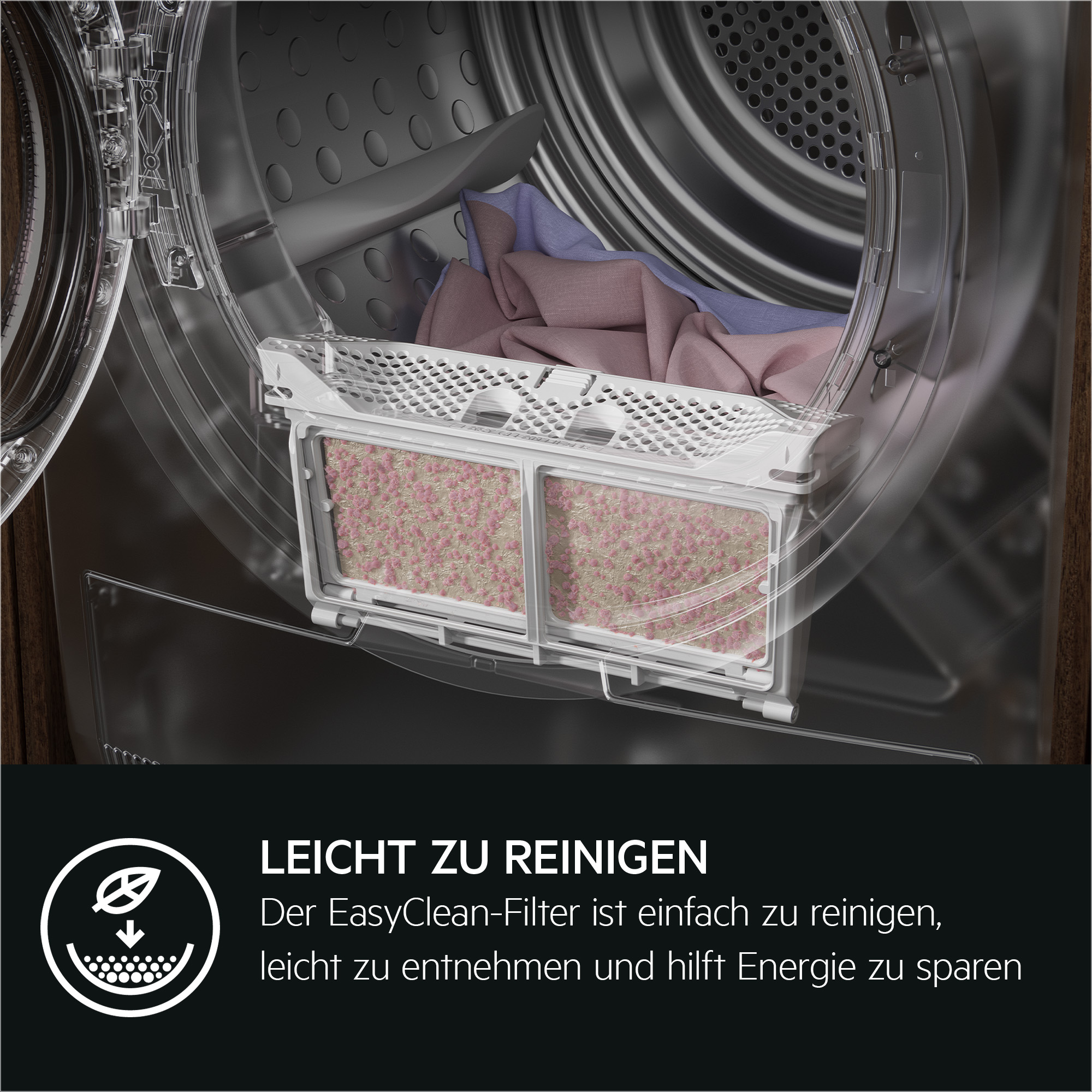 Im Trockner ist ein weißer Filter mit rosa Ablagerungen zu sehen. Kleidung, rosa und blau, ist darin. Text: Einfach zu reinigen.