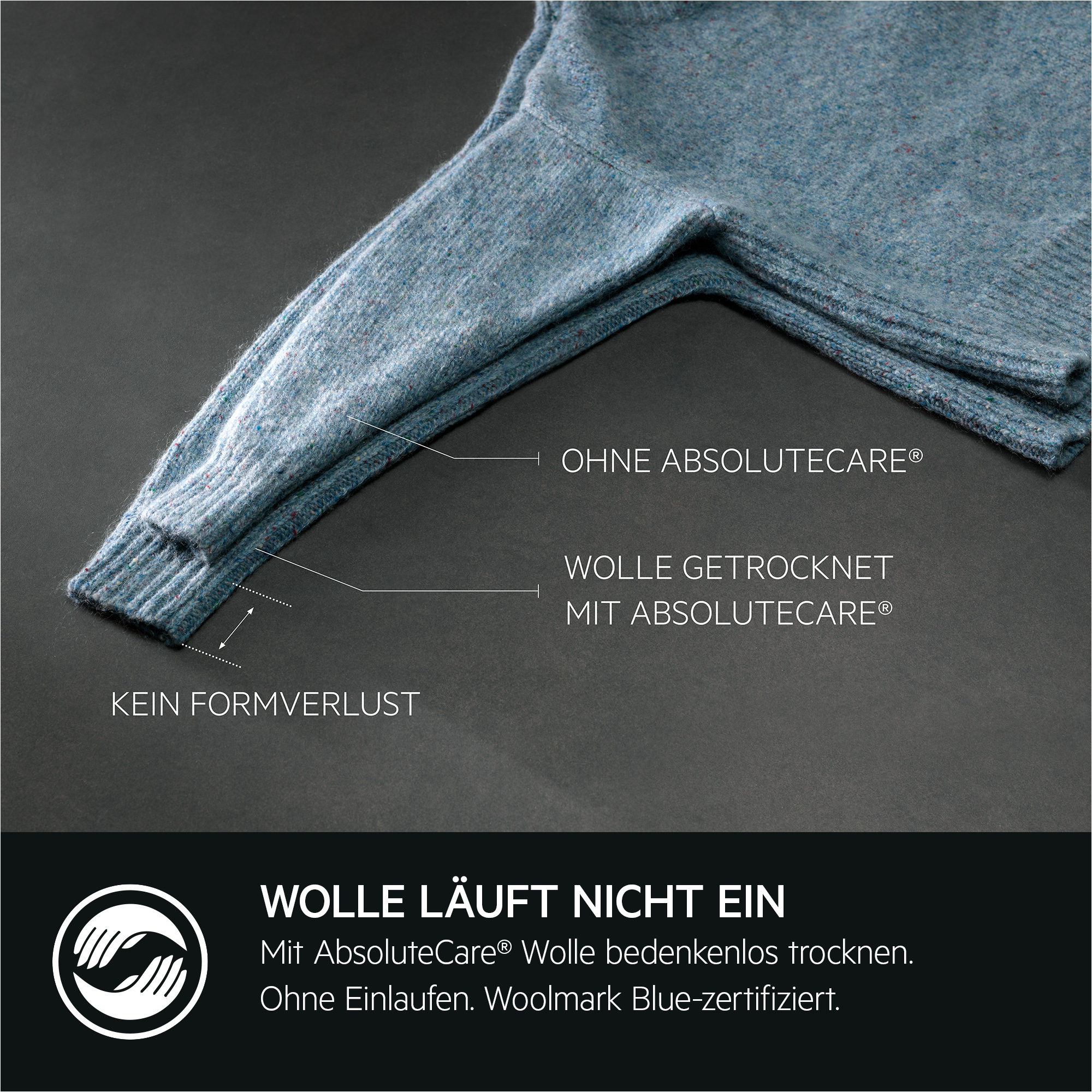 Nahaufnahme eines blauen Pulloverärmels auf grauem Hintergrund, mit Text über Wollpflege und die 'Woolmark Blue' Zertifizierung.