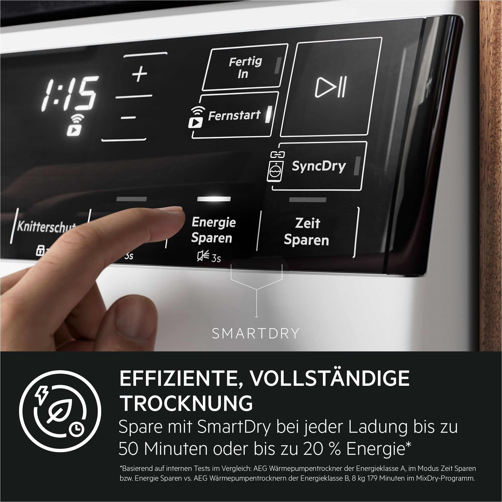 Eine Hand berührt ein Trockner-Bedienfeld mit 'Energie Sparen'. Das Panel zeigt Einstellungen und einen digitalen Timer.