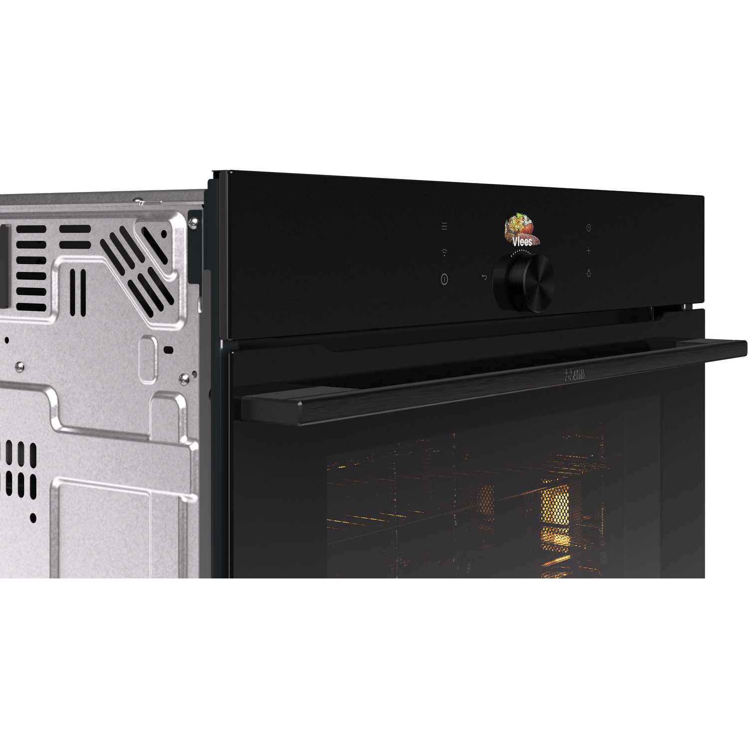 Een zwarte oven, gedeeltelijk open. De binnenkant is verlicht. Een bedieningspaneel met knop en display is zichtbaar. De achterkant is zilver.
