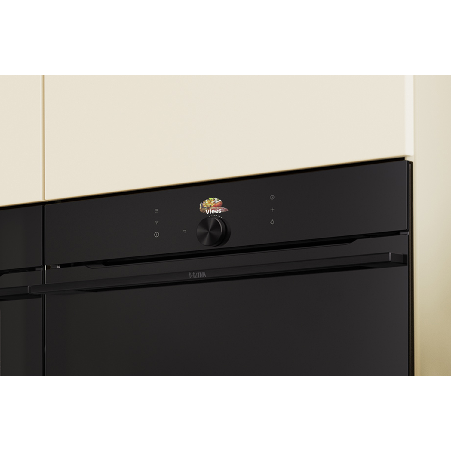 Een zwarte oven met een bedieningspaneel en een knop. Boven een logo met afbeeldingen van voedsel. Beige kastdeuren aan de zijkanten.
