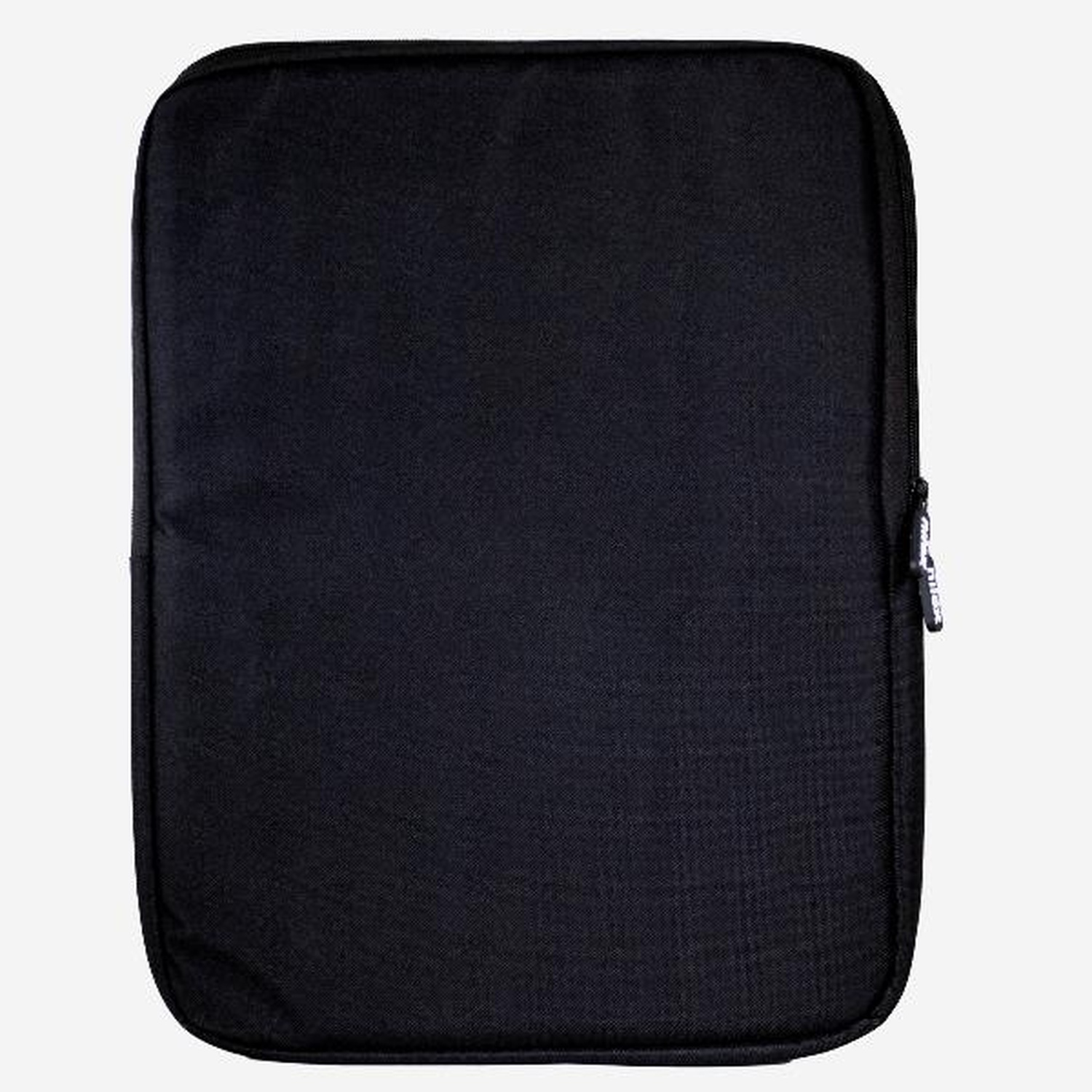 Una custodia nera rettangolare per tablet con angoli arrotondati. Una cerniera corre lungo il lato destro. Lo sfondo è grigio chiaro.
