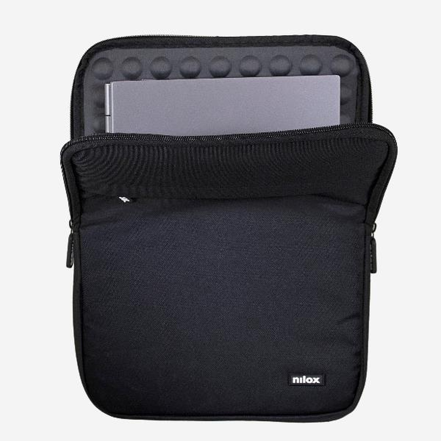 Borsa nera per laptop, aperta per rivelare un laptop grigio. La borsa ha una cerniera e il marchio nilox è visibile sul davanti.