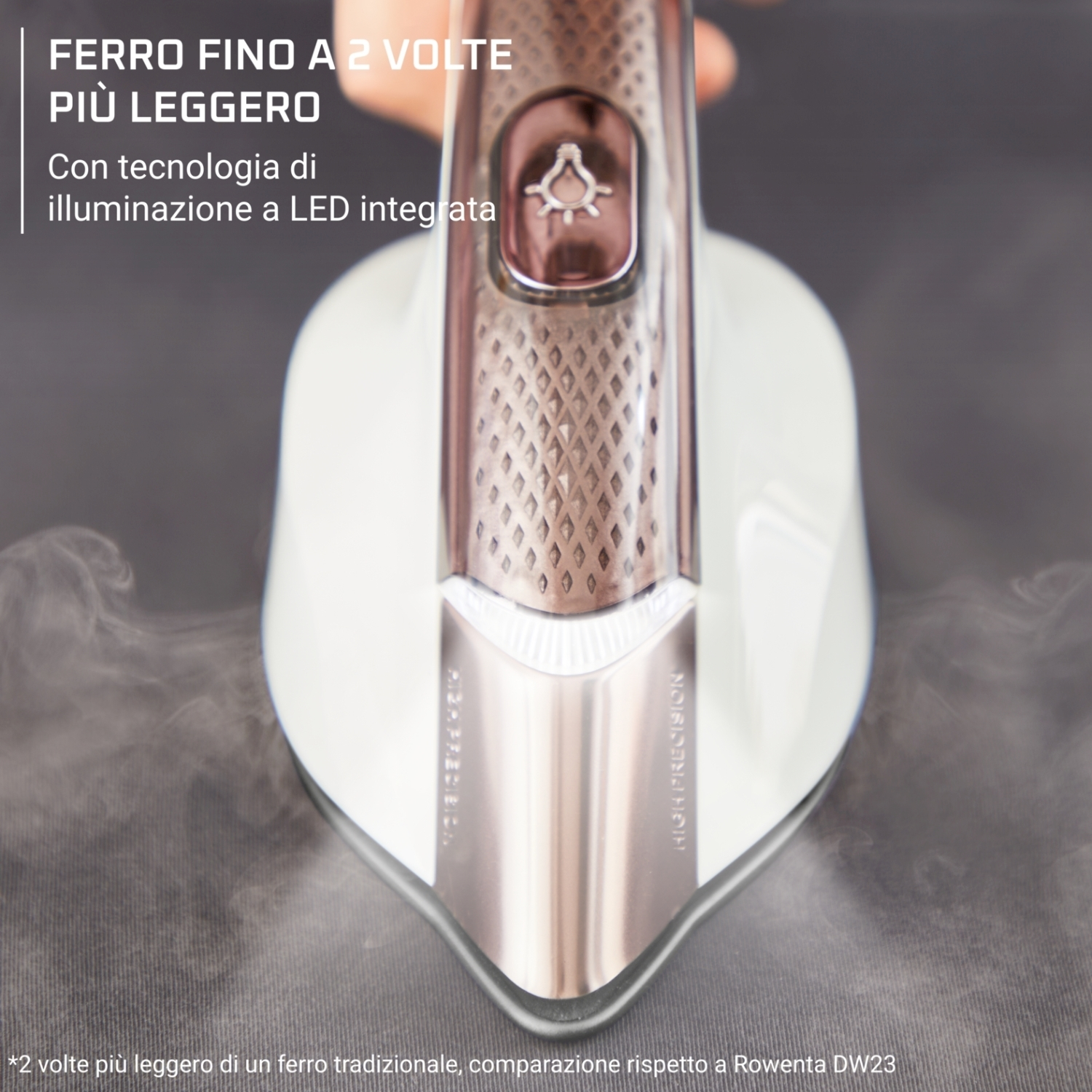 Un ferro da stiro bianco e oro rosa, con vapore che sale dalla base, su un tessuto grigio. Testo: 'più leggero'.