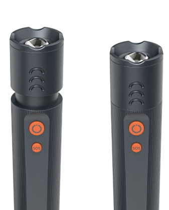 Dwie czarne latarki z pomarańczowymi przyciskami z napisem 'SOS' i pomarańczowym okręgiem. Góra ma srebrny środek i karbowaną krawędź.