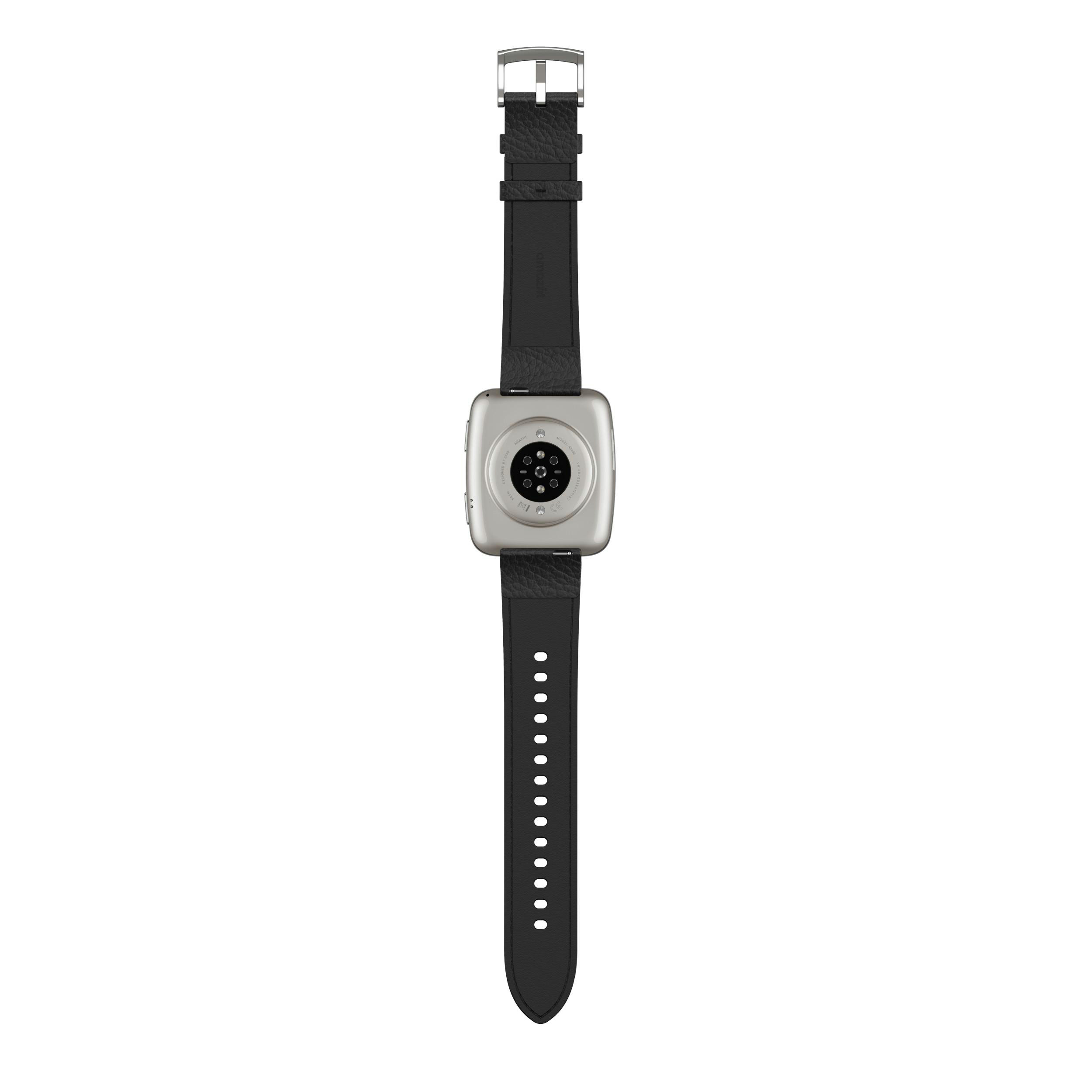 Eine silberne Smartwatch mit schwarzem Lederarmband wird vor weißem Hintergrund gezeigt.
