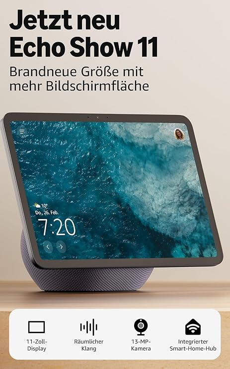 Ein Echo Show 11 Smart Display, das Wasser zeigt. Es zeigt Uhrzeit und Temperatur an. Zu den Funktionen gehören ein 11-Zoll-Display und eine 13MP-Kamera.