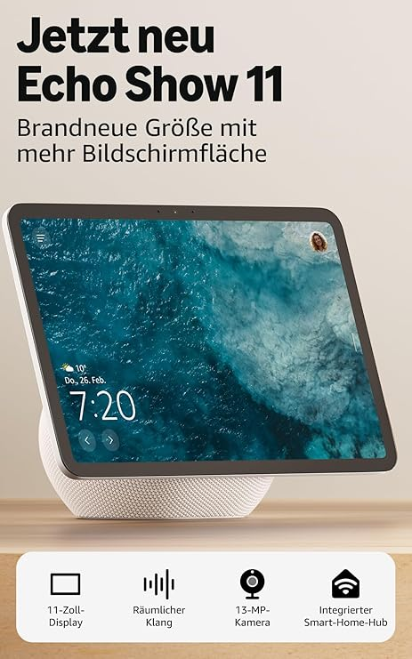 Ein Echo Show 11 Smart-Display, das eine blaue Wasserszene zeigt. Der Bildschirm zeigt Uhrzeit und Temperatur. Weiße Basis und Holzoberfläche.