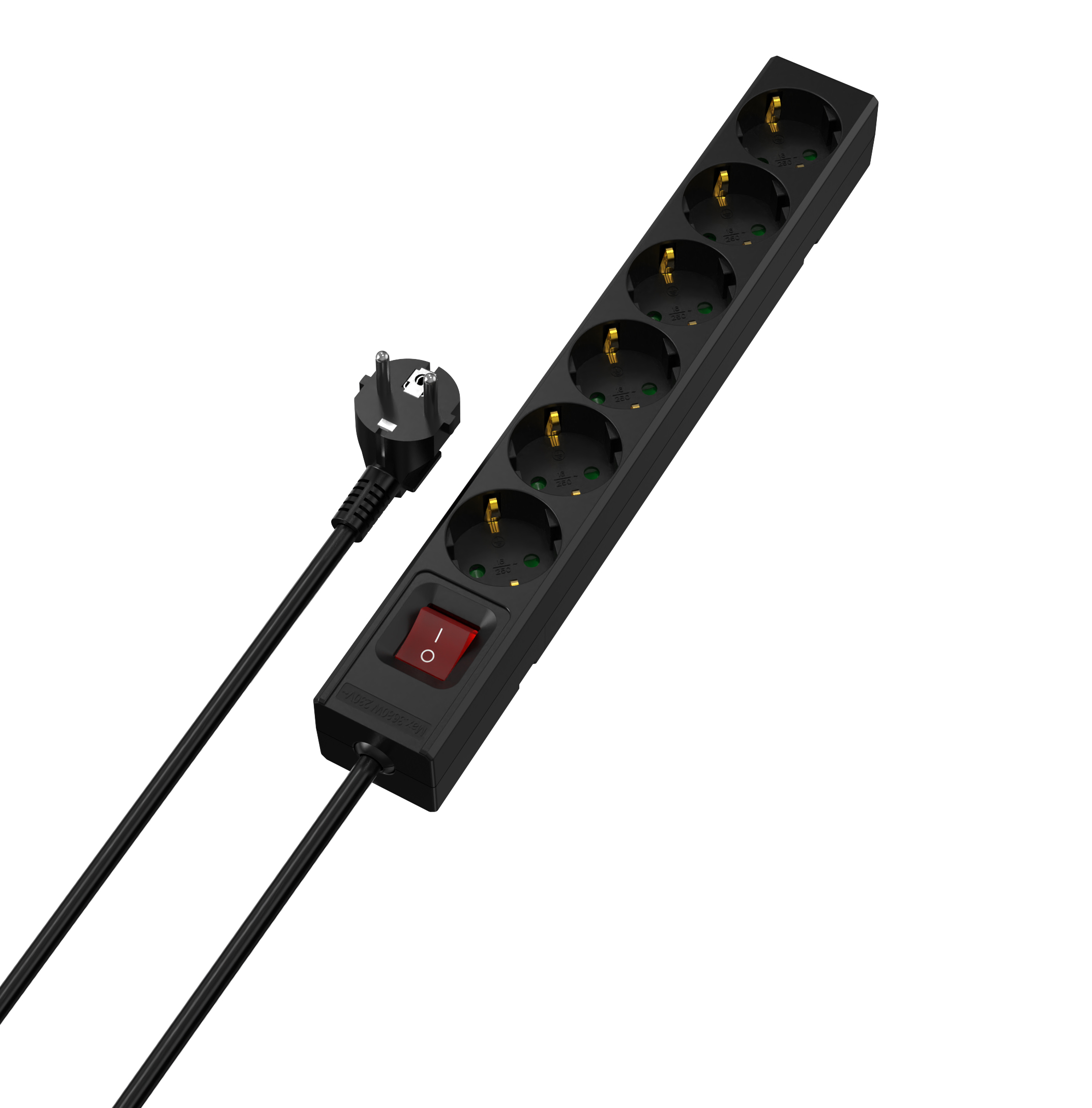 Schwarze Steckdosenleiste mit mehreren Steckdosen und einem roten Netzschalter. Ein Stecker mit Kabel links. Weißer Hintergrund.