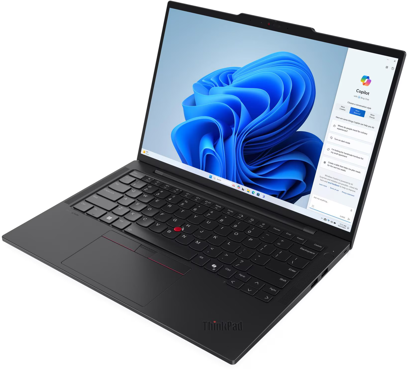 Fekete ThinkPad laptop nyitva, kék absztrakt háttérrel és Copilot felülettel a képernyőn.