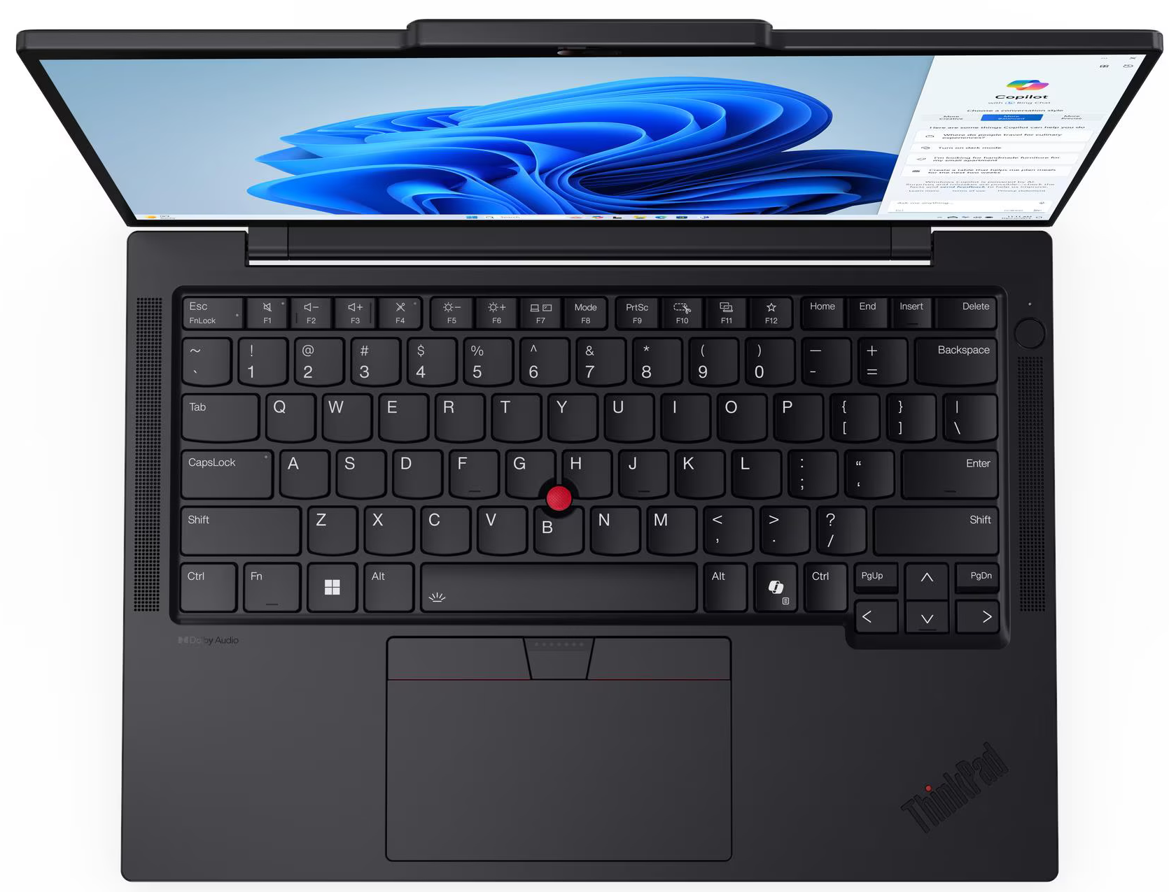Fekete laptop, nyitva. Billentyűzet látható, piros trackpointtal. A képernyő Windows felületet mutat, kék absztrakt dizájnnal.