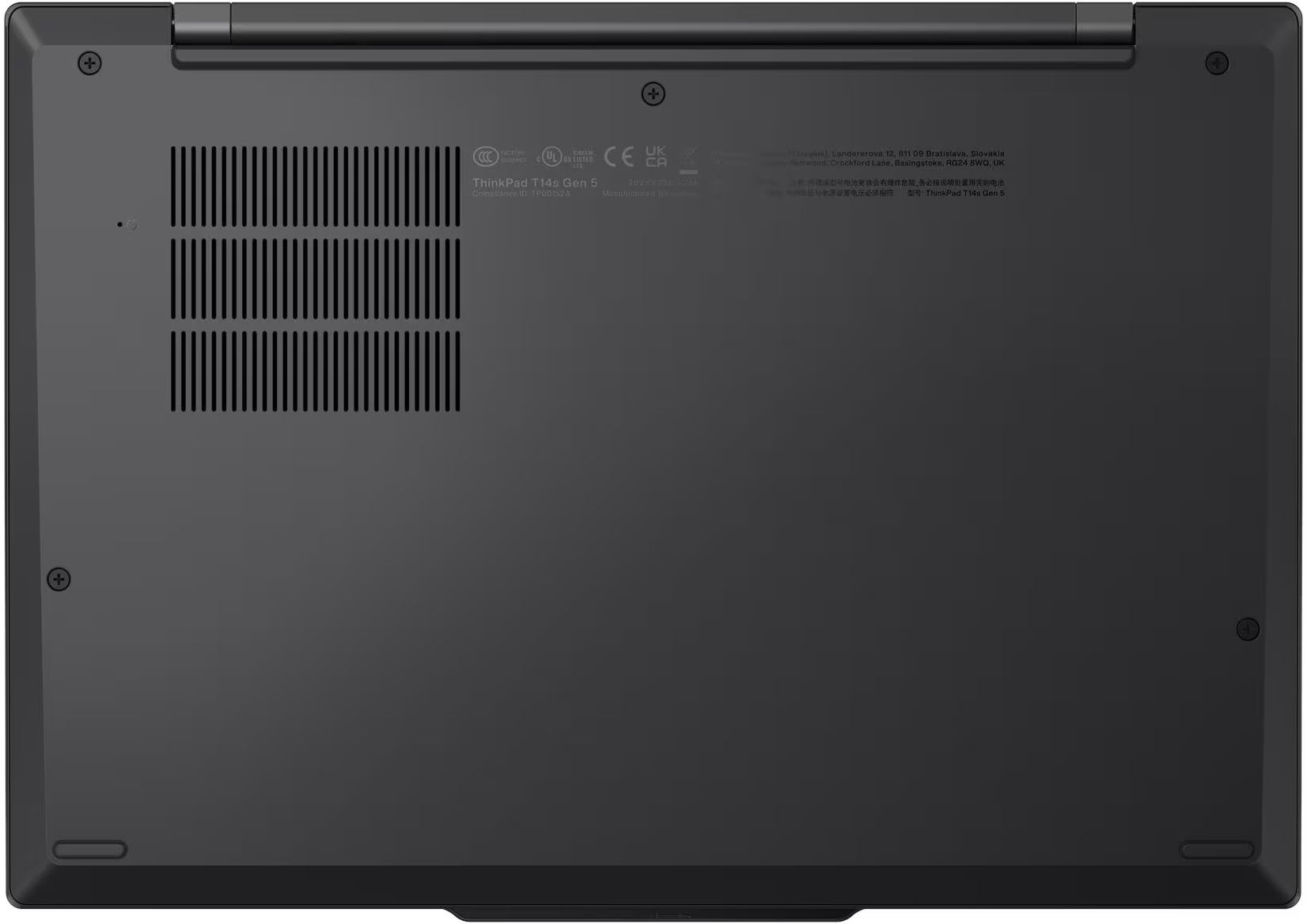 Egy fekete ThinkPad T14s Gen 5 laptop alja. Jellemzői a szellőzőnyílás, csavarok, és termékinformációs címkék.