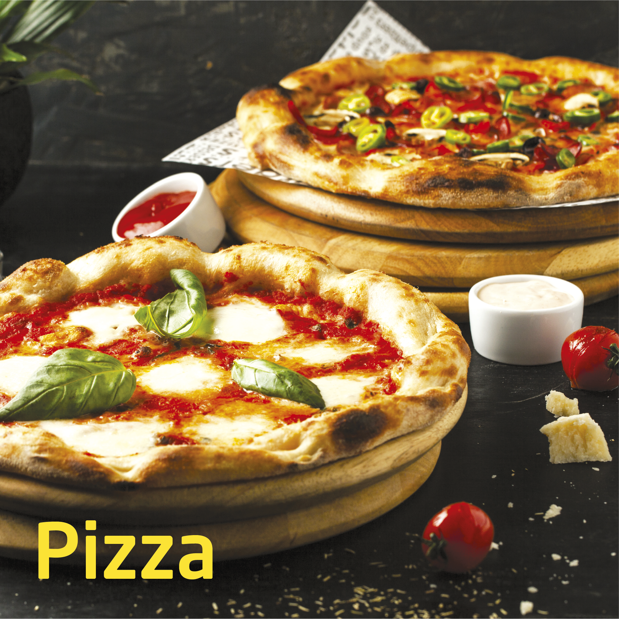 Zwei Pizzen auf Holzbrettern. Eine mit Mozzarella und Basilikum, die andere mit Gemüse. Tomaten und Soße in kleinen Schalen.