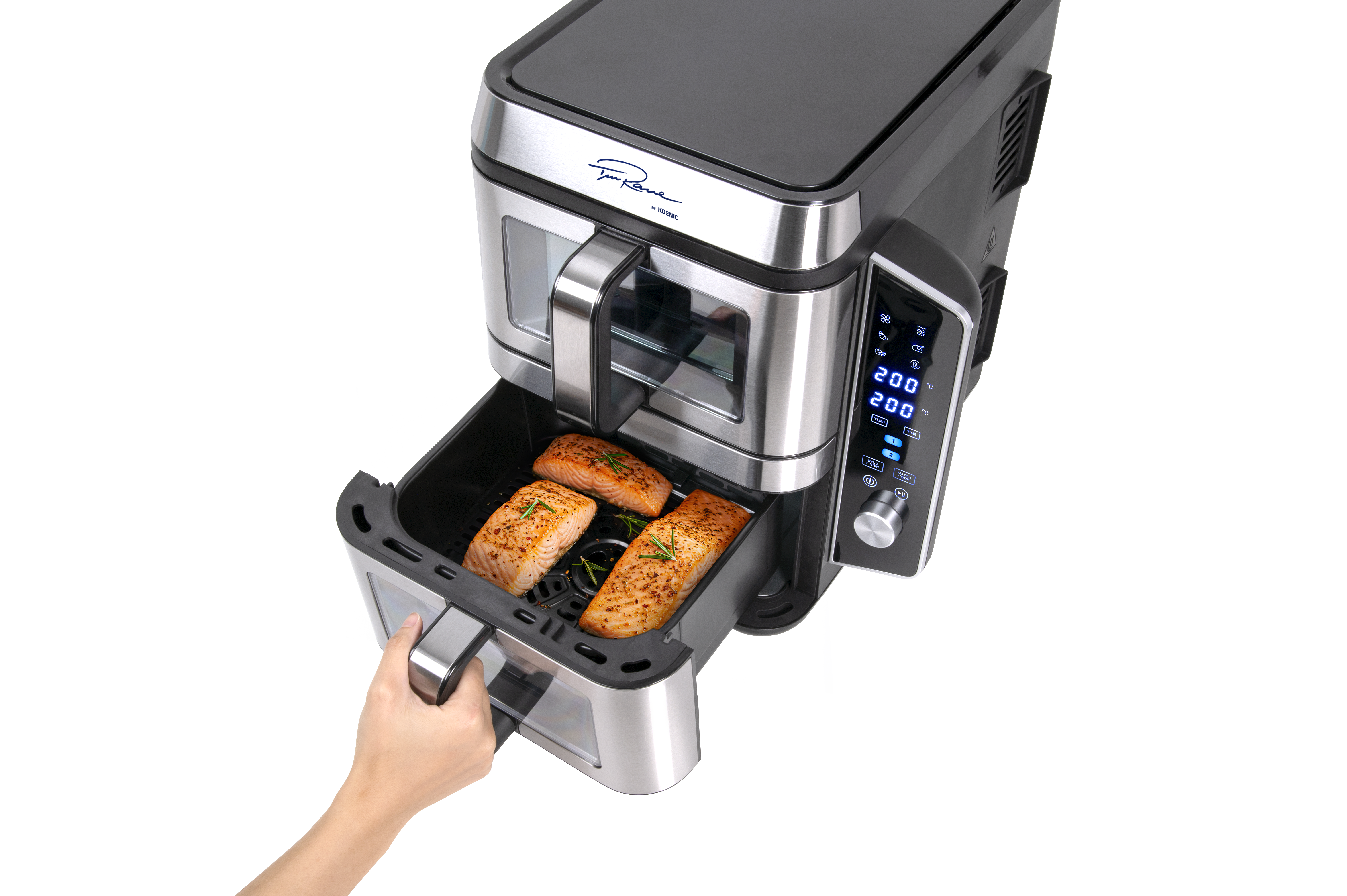 Ein Airfryer mit Lachs. Eine Hand zieht das Tablett heraus. Der Fryer ist silber und schwarz.