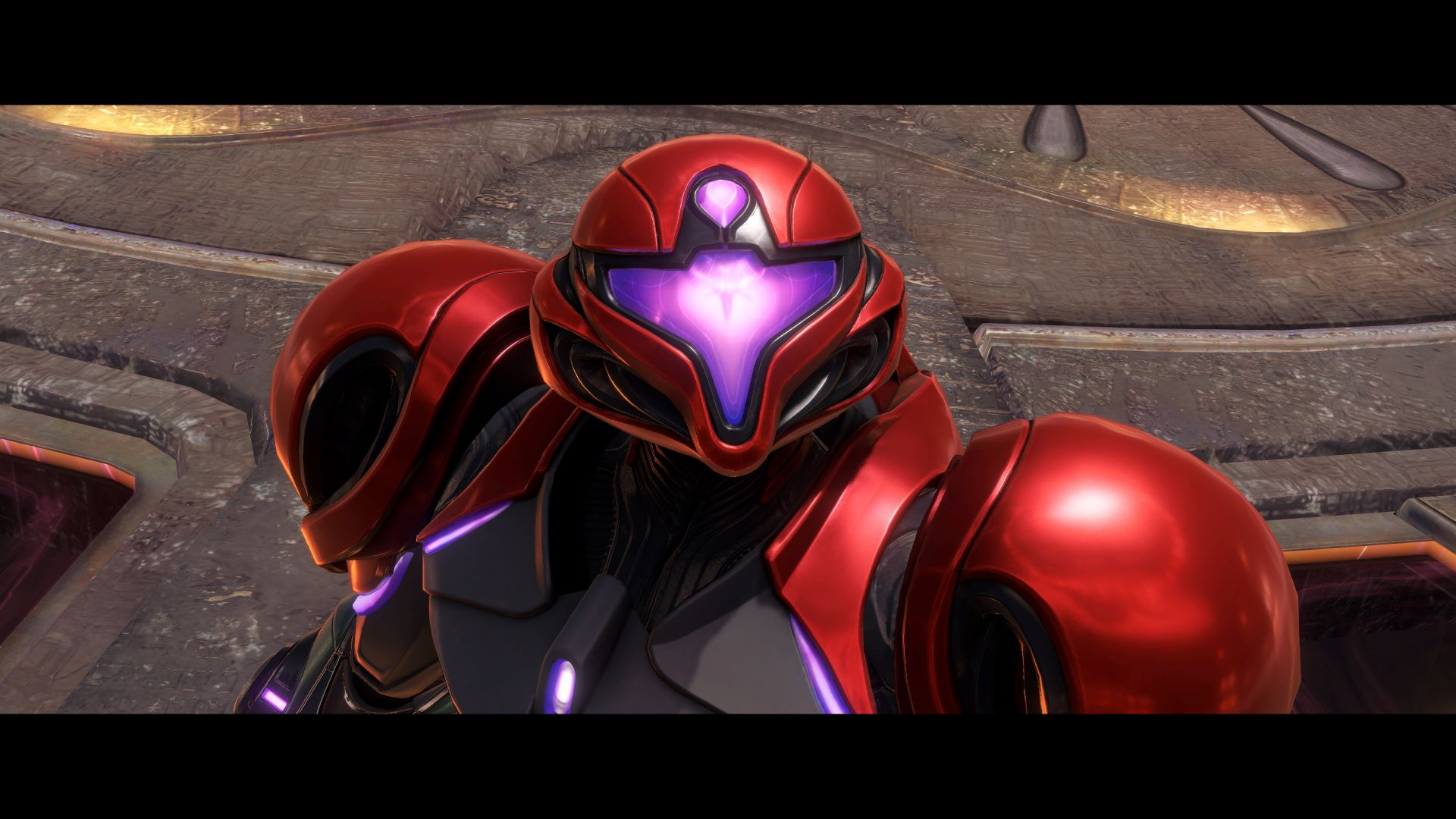 Eine futuristische Figur in roter Rüstung mit einem violetten Visier. Der Hintergrund zeigt einen metallischen Innenraum.
