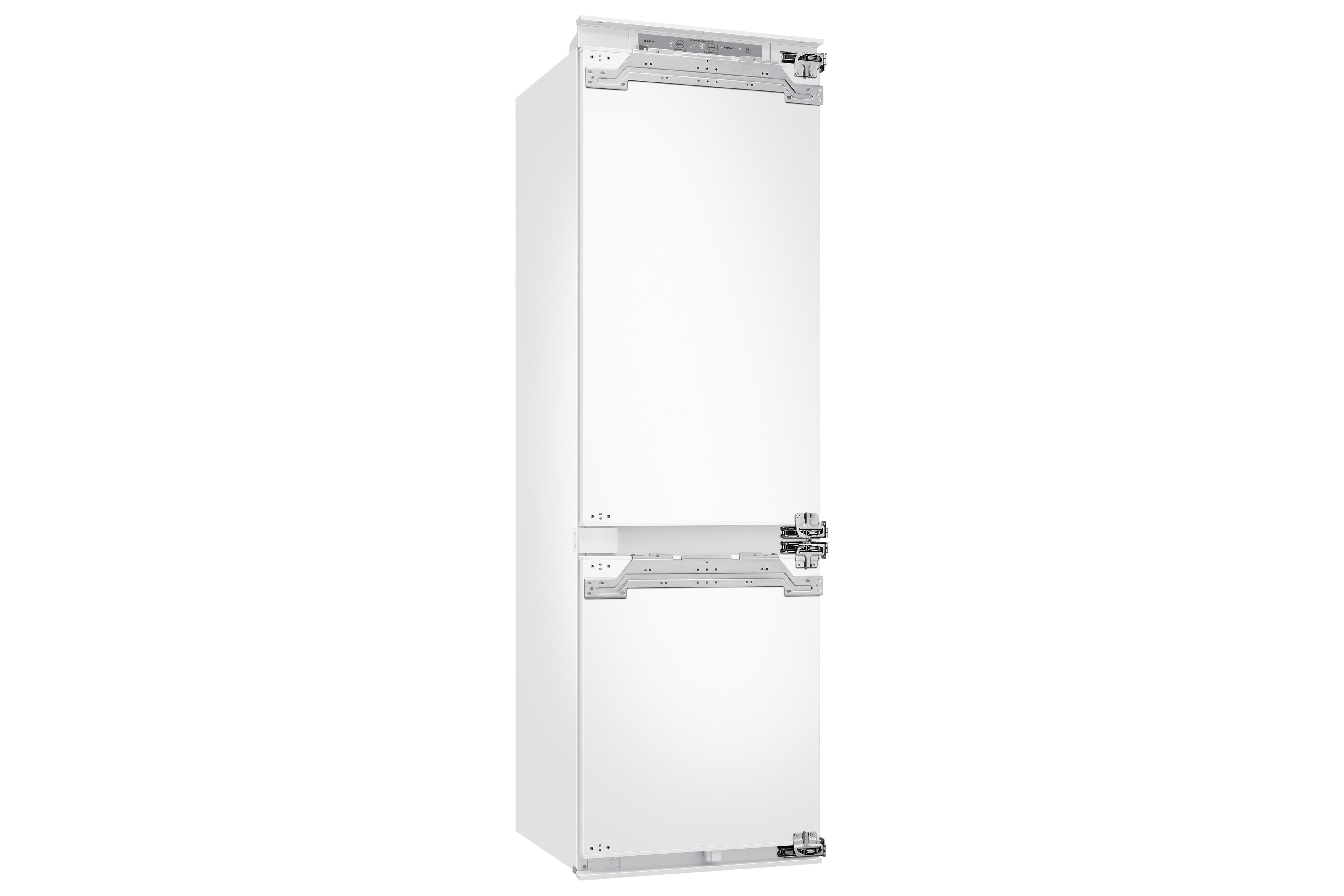 Ein weißer, eingebauter Kühlschrank. Er hat ein Bedienfeld oben. Metallbeschläge sind an den Türen sichtbar.