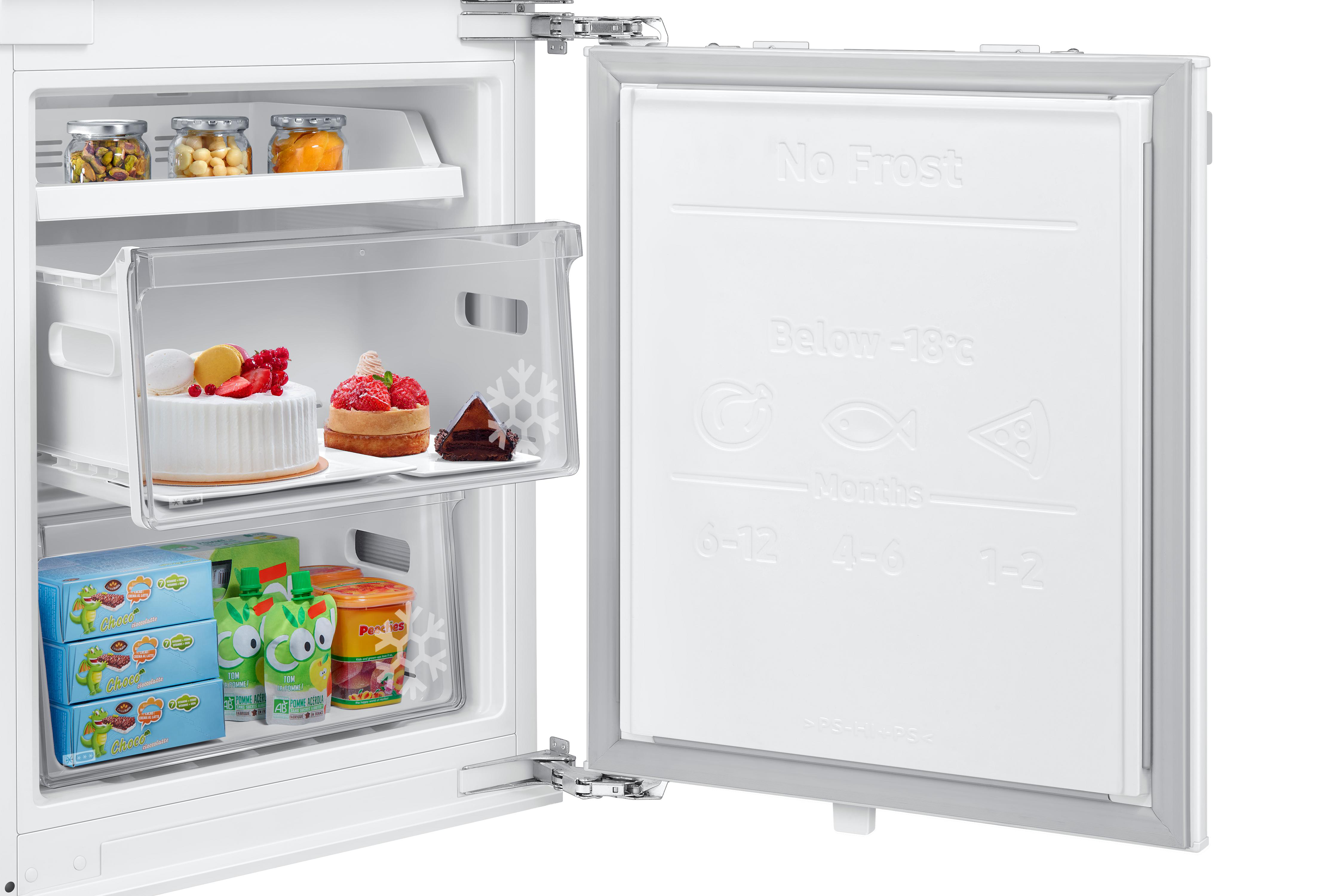 Offener Kühlschrank mit Desserts, Tiefkühlkost und Gläsern mit Nüssen. Die Gefriertür ist geöffnet und zeigt Anweisungen.