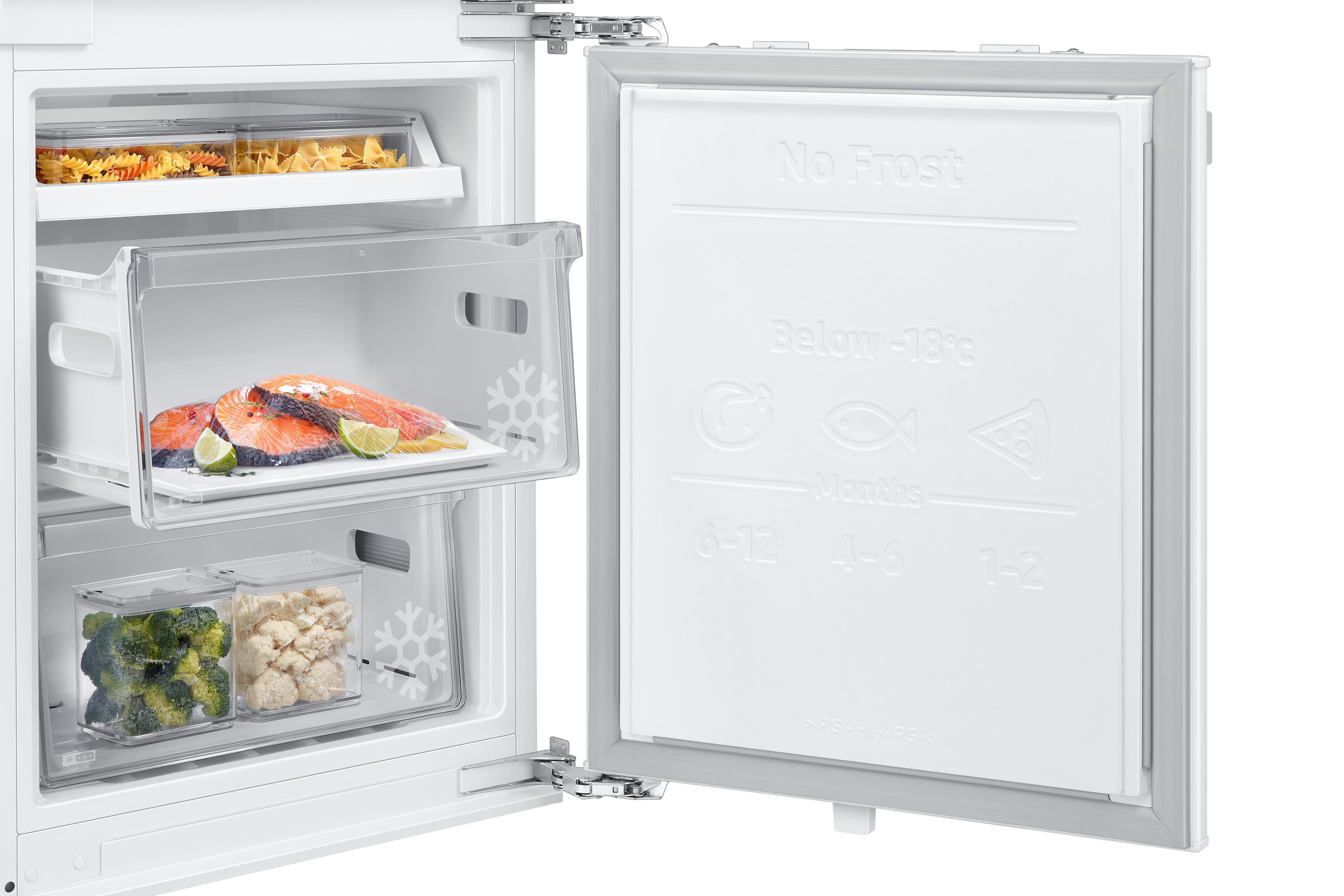 Offener Gefrierschrank mit Lebensmitteln: Lachs, Brokkoli, Pasta. Türtext: No Frost, Unter -18°C. Monate: 6-12, 4-6, 1-2.
