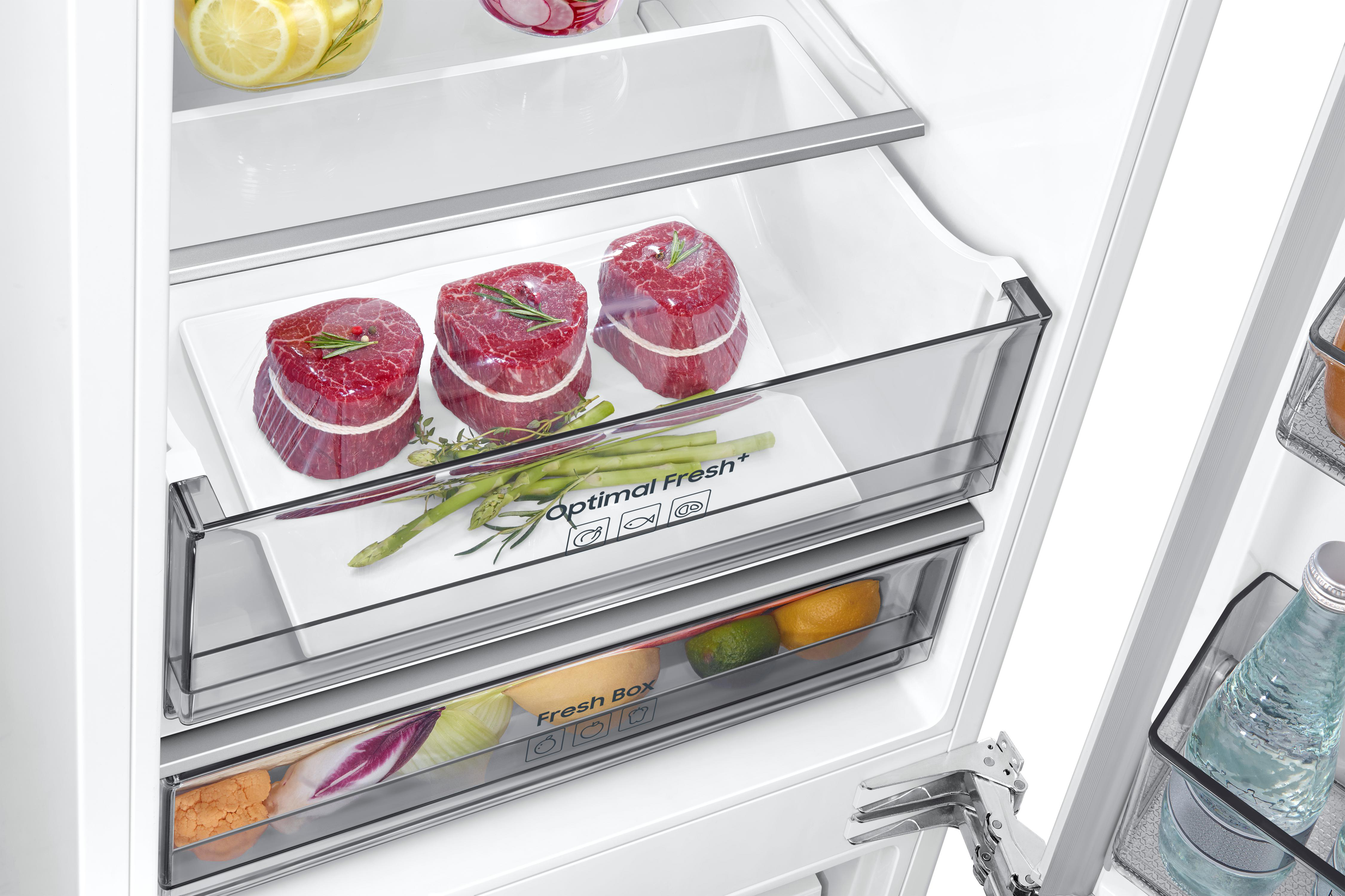 In einem Kühlschrank: Fleisch, Spargel und Obst sind sichtbar. Der Kühlschrank ist offen.
