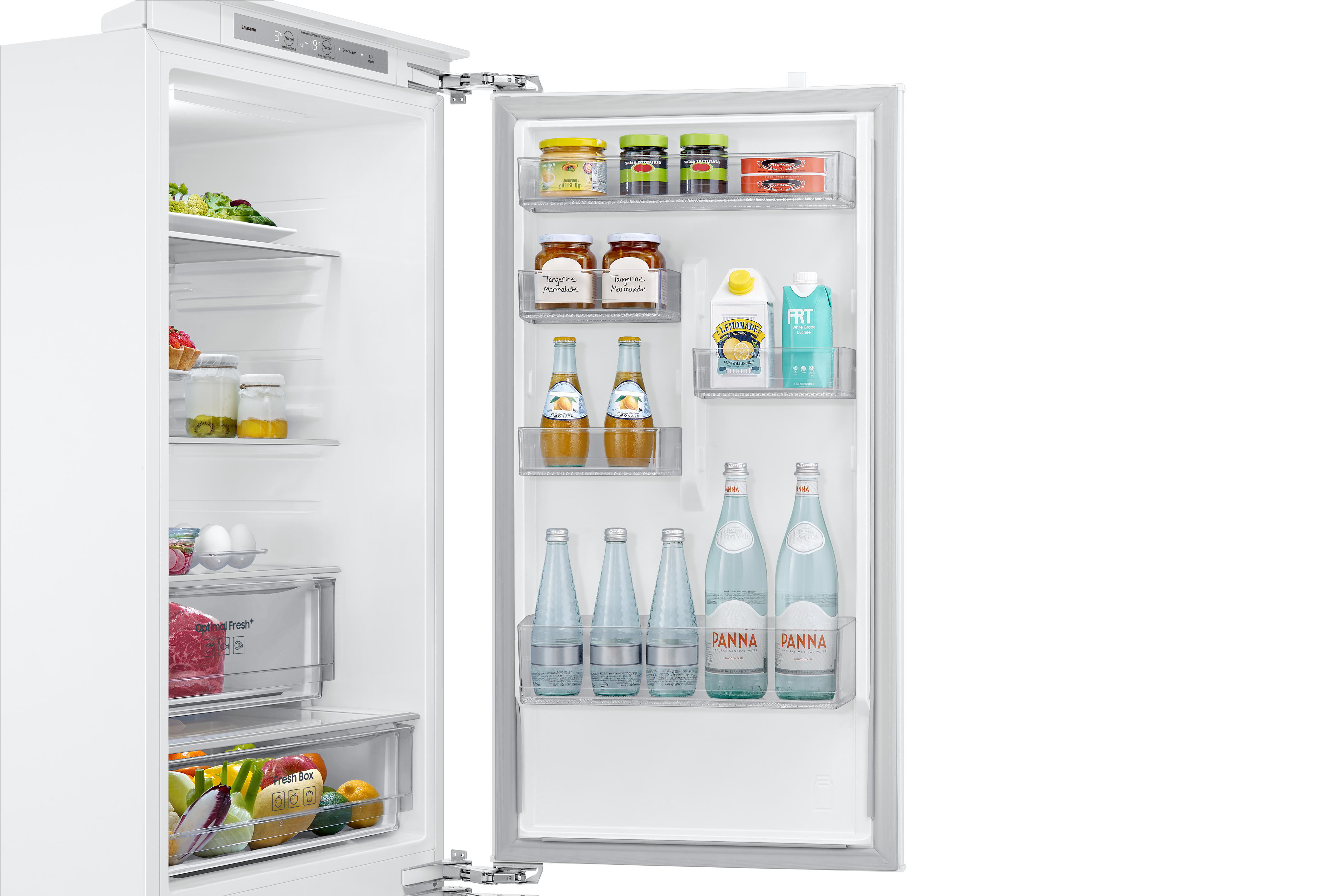 Offener Kühlschrank mit Lebensmitteln: Gläser, Flaschen und frische Produkte. Die rechte Tür ist offen.