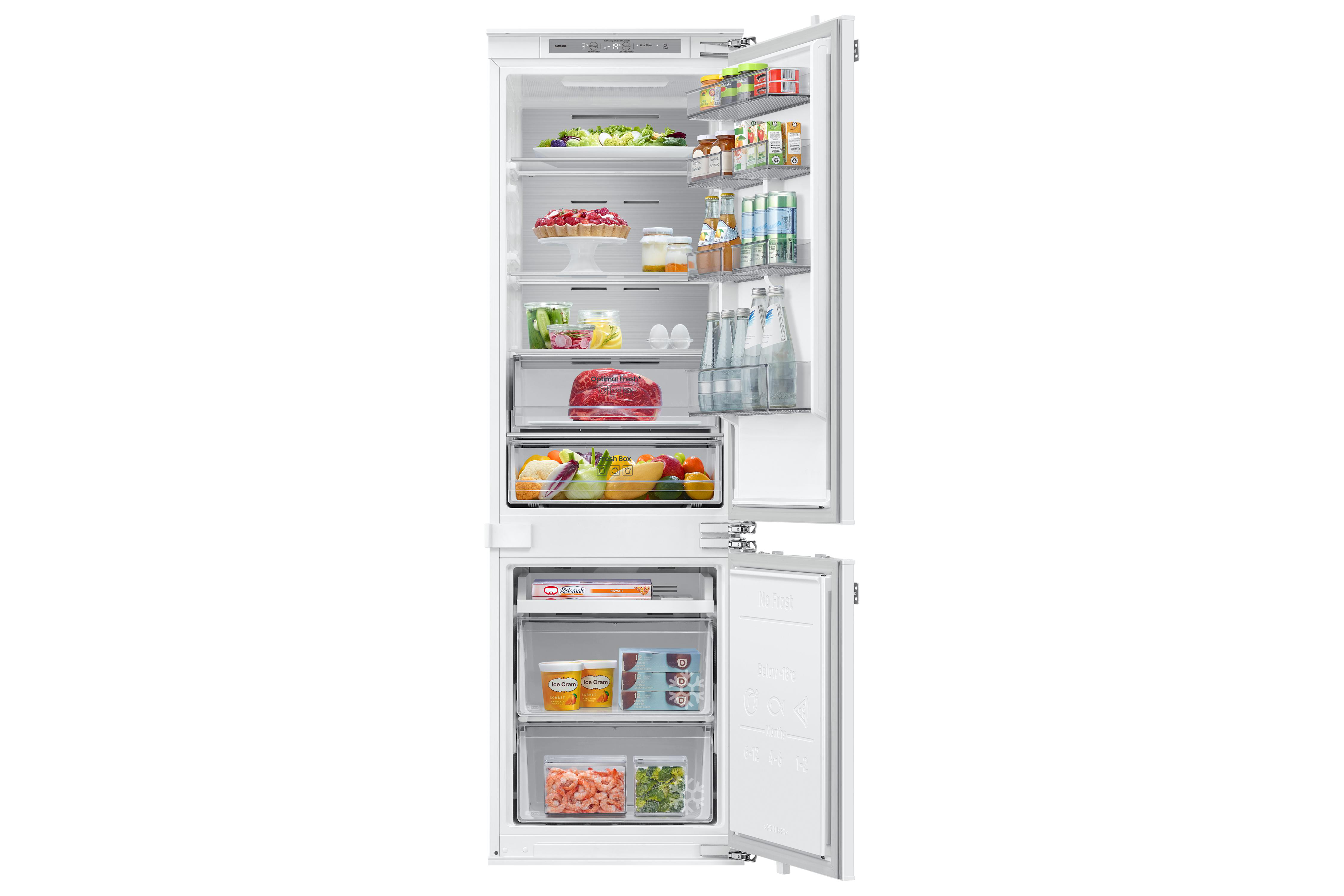 Offener Kühlschrank mit Lebensmitteln wie Gemüse, Obst, Eiern, Getränken und Tiefkühlkost. Es ist weiß.