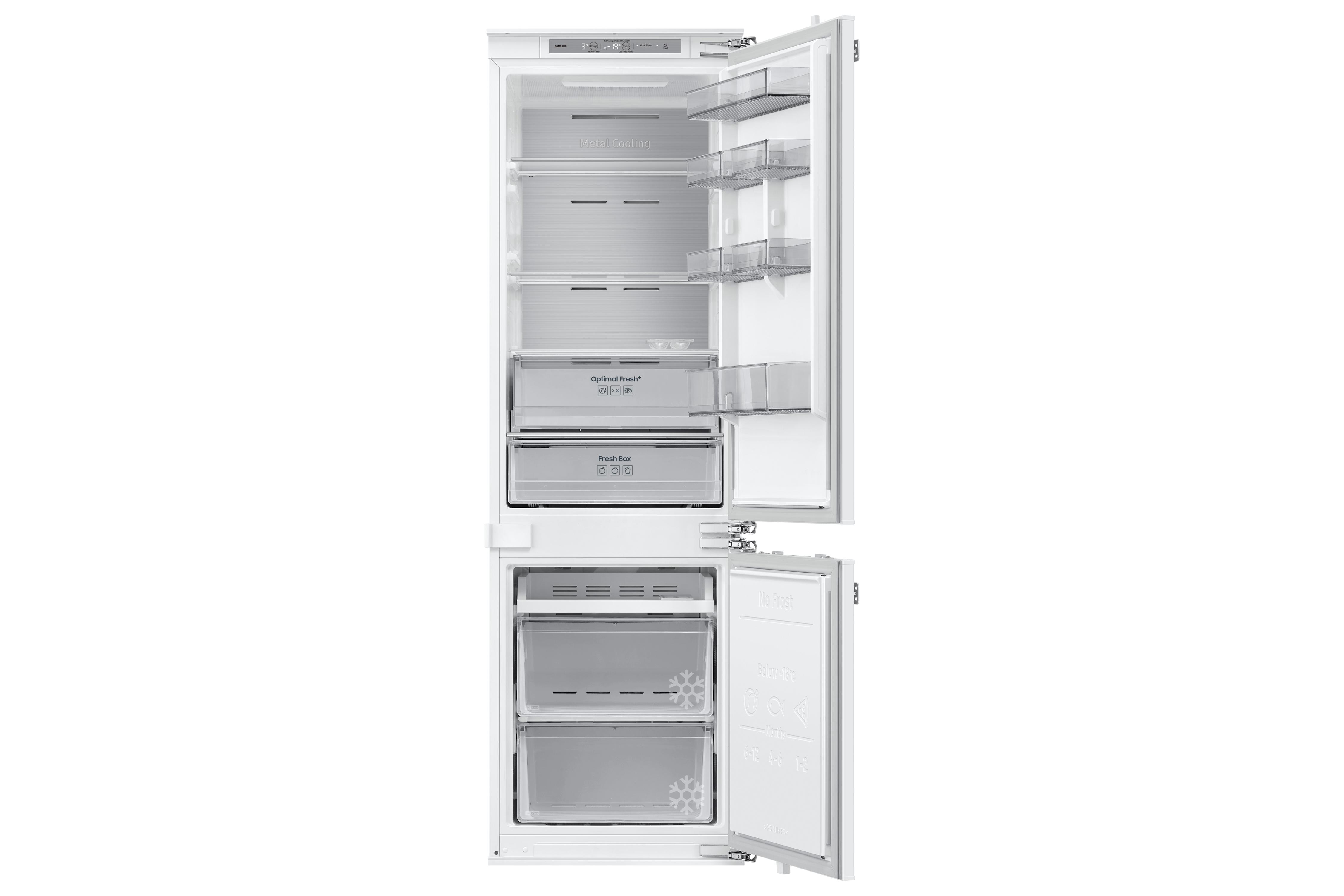 Offener weißer Kühlschrank mit Regalen, Schubladen und Beschriftungen wie 'Metal Cooling' und 'Fresh Box'.