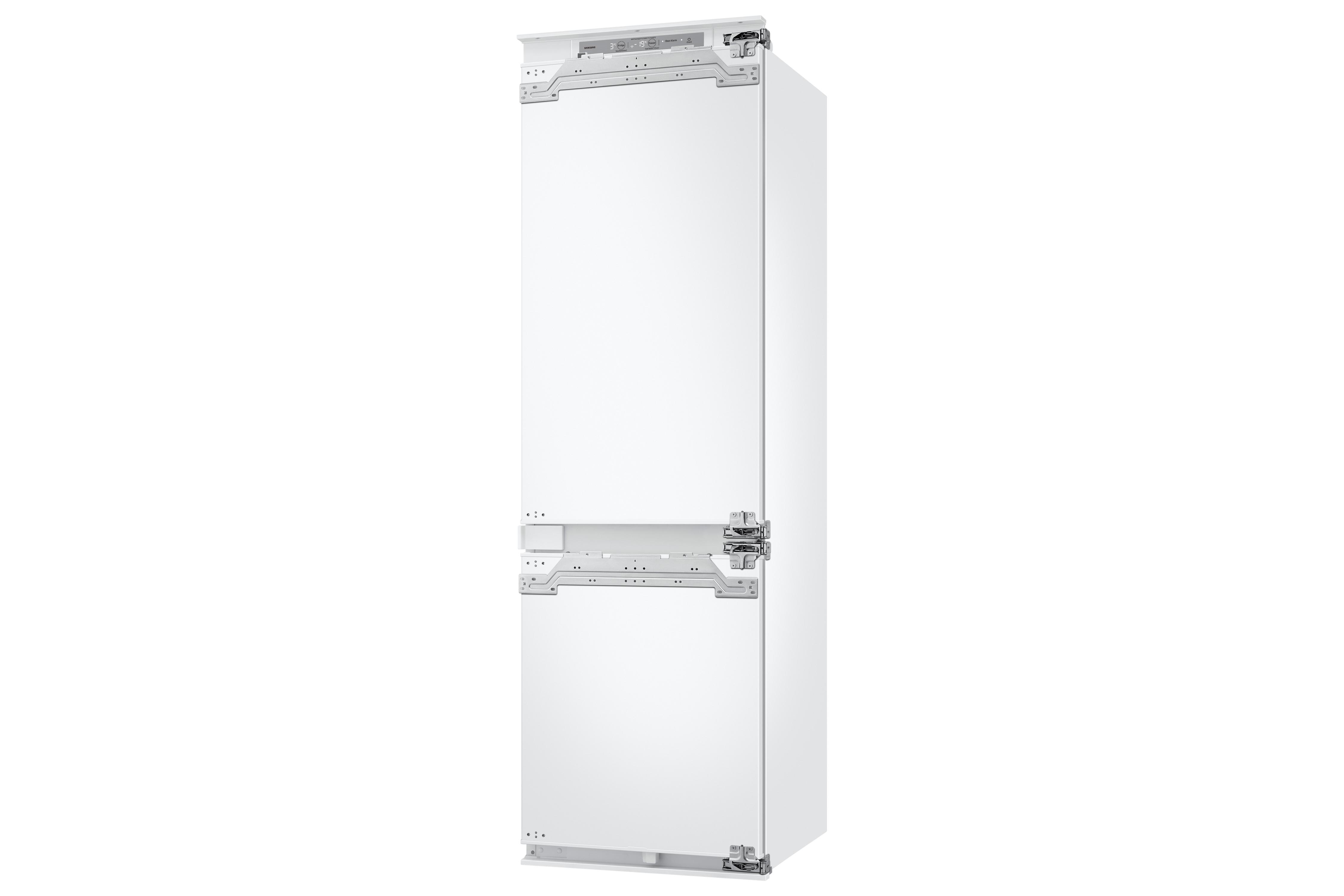 Ein weißer Kühlschrank mit Bedienfeld oben und Tür unten. Silberne Metallscharniere und -griffe. Weißer Hintergrund.