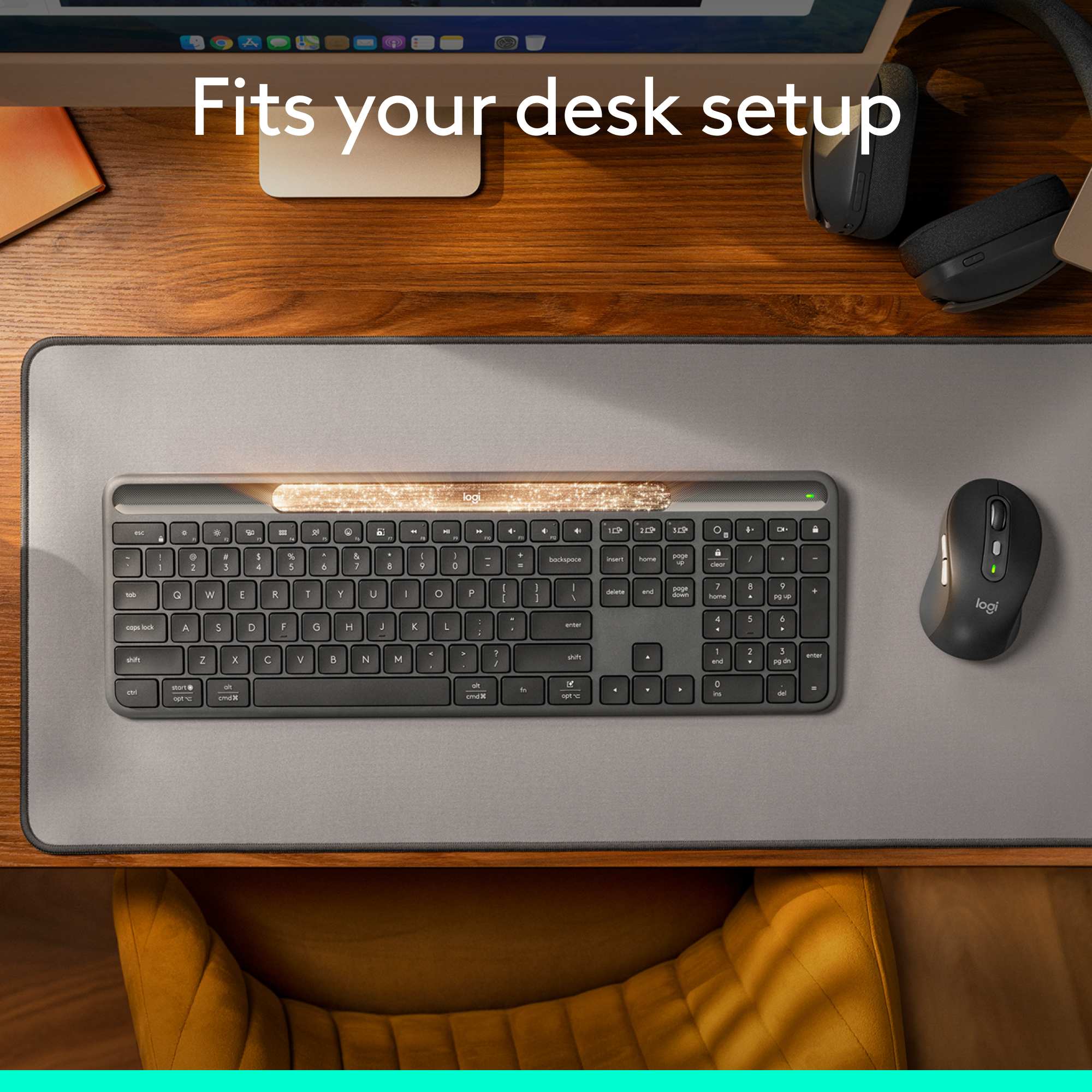 Une configuration de bureau avec un clavier, une souris et un casque. Le bureau est en bois avec un tapis de
