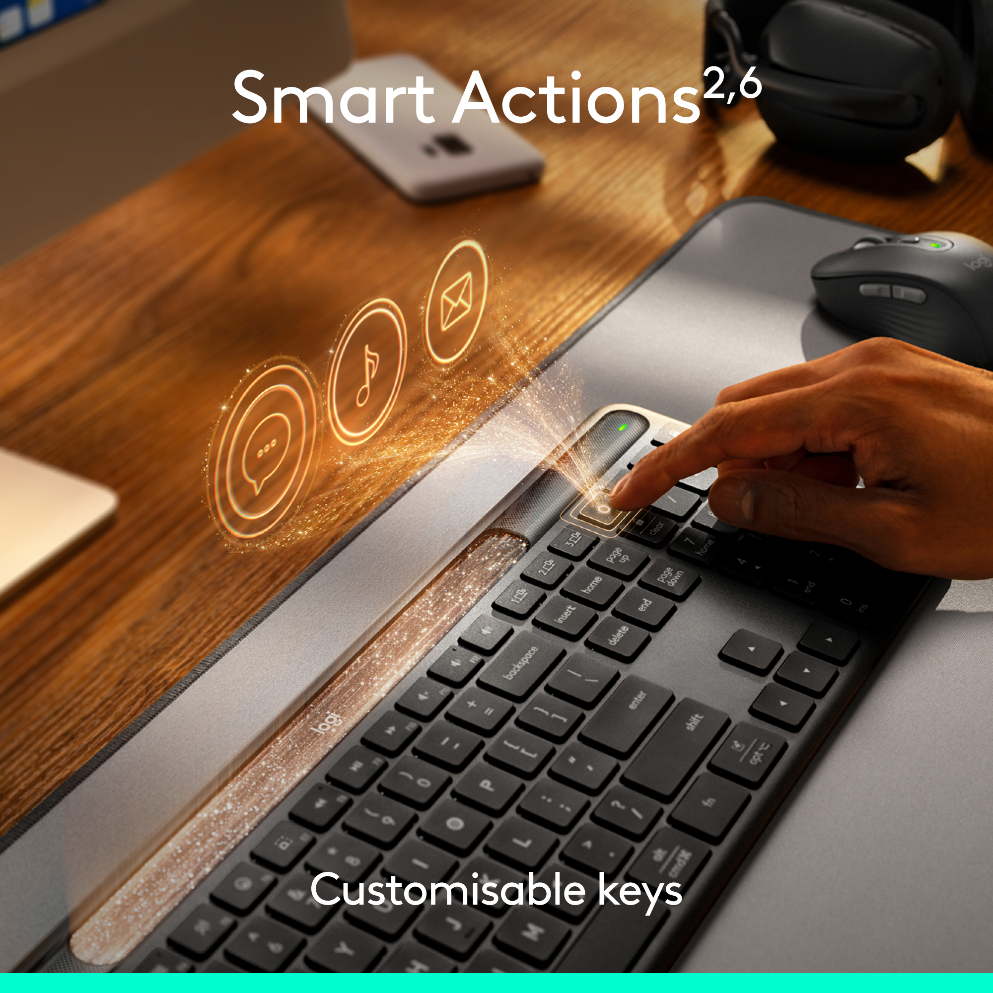 Une main appuie sur un bouton d'un clavier noir. Icônes et effets de lumière affichés. Souris et casque en arrière-plan.