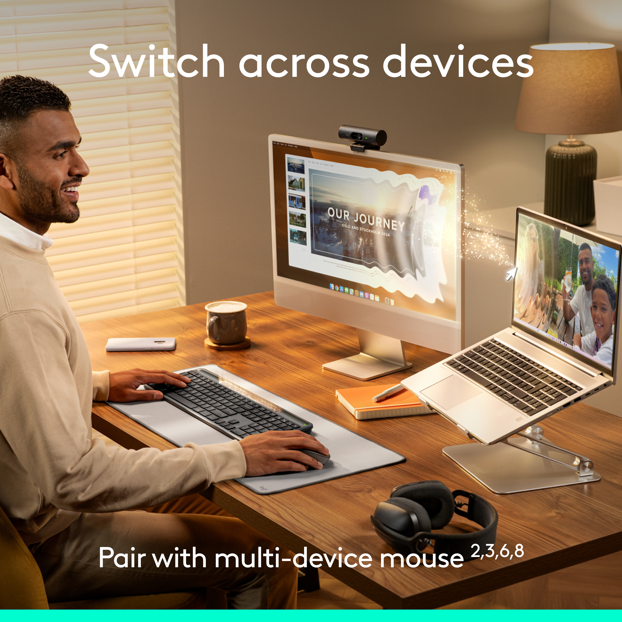Un homme utilise un clavier et une souris avec un ordinateur et un ordinateur portable sur un bureau en bois. Webcam et casque.