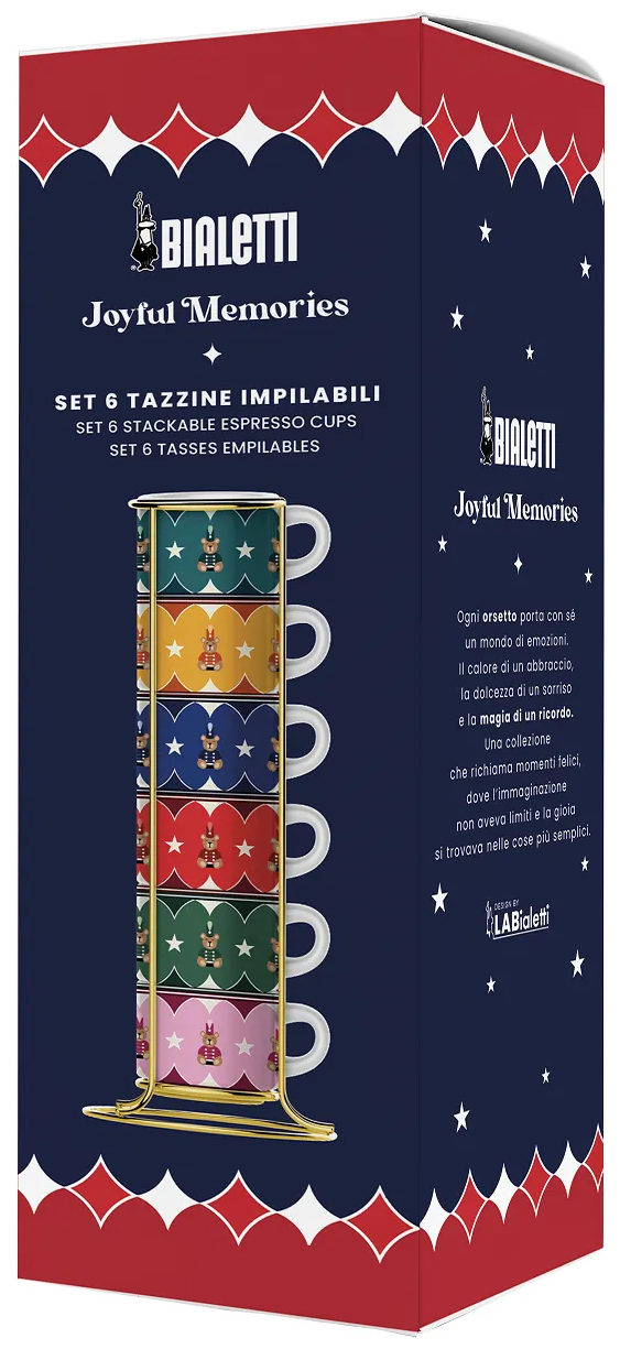 Bialetti eszpresszóscsészék doboza, egymásra rakva. A csészék színes mintájúak, játék katonákkal. Arany állvány. Sötétkék háttér.
