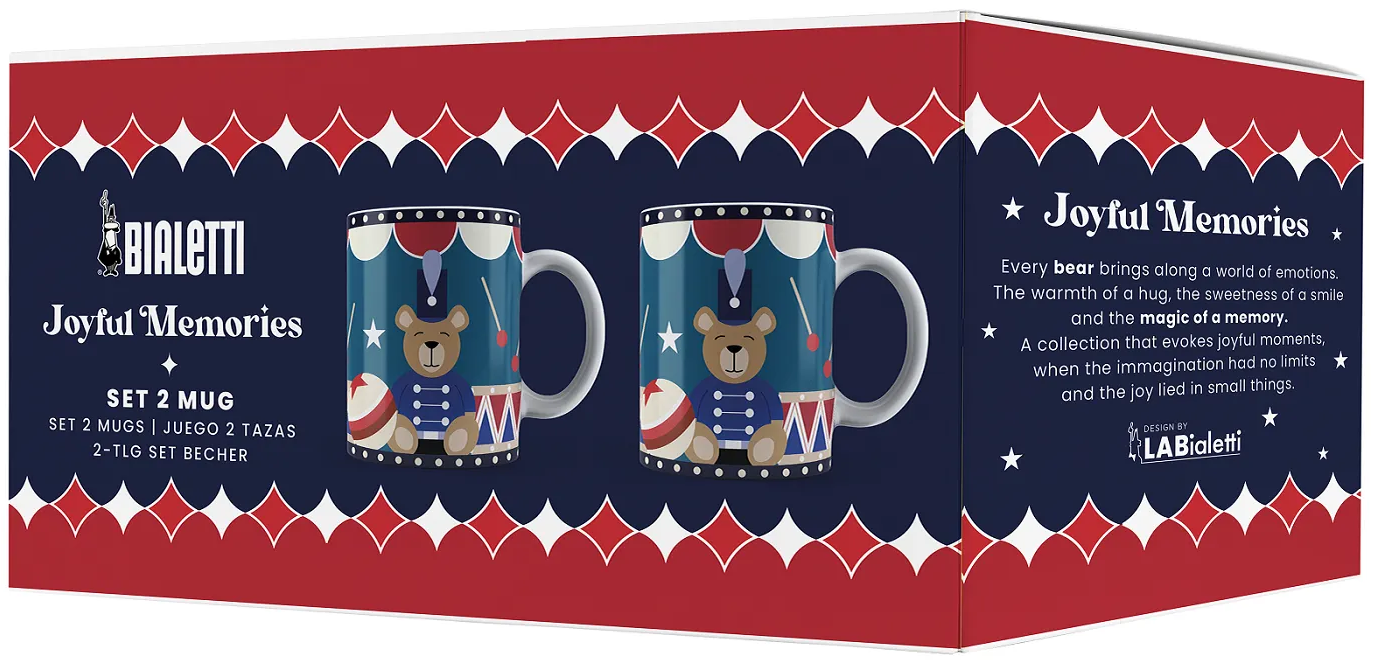 Doboz két bögrével. Mindegyik bögre egy maci mintával van ellátva. A dobozon a 'Joyful Memories' és a 'Set 2 Mug' felirat látható.