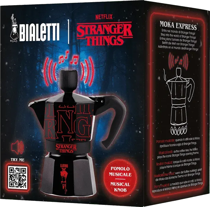Fekete Moka kávéfőző, piros Stranger Things logóval. Zenei gomb a témát játssza. Bialetti és Netflix logók láthatók.