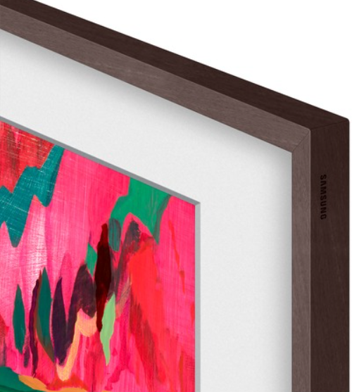 Abstrakcyjny obraz w ciemnej drewnianej ramie. Obraz przedstawia różowe, zielone i czerwone pociągnięcia pędzla. Rama ma logo Samsung.