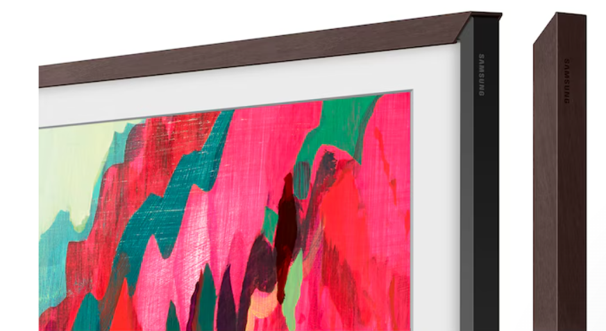 Rama telewizora z abstrakcyjną sztuką. Rama ma brązową górę i czarny bok z logo Samsung i brązowy panel boczny.