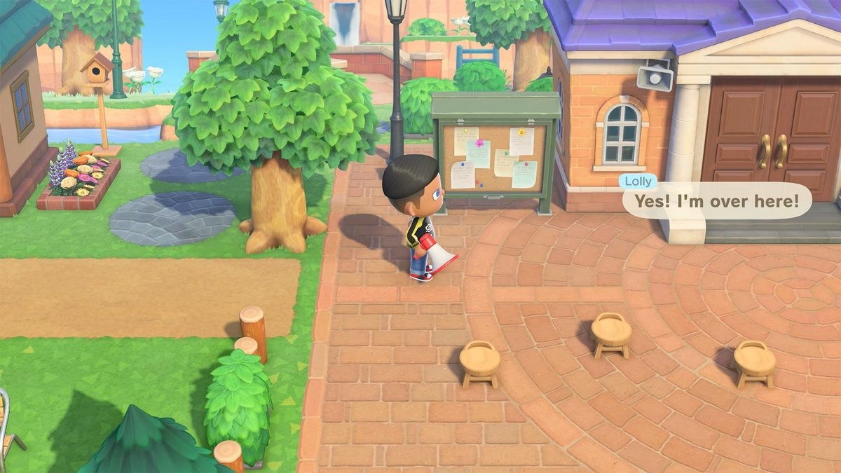 Een personage met een megafoon staat op een bakstenen pad. Gebouwen, bomen en krukken op de achtergrond. Het personage roept.