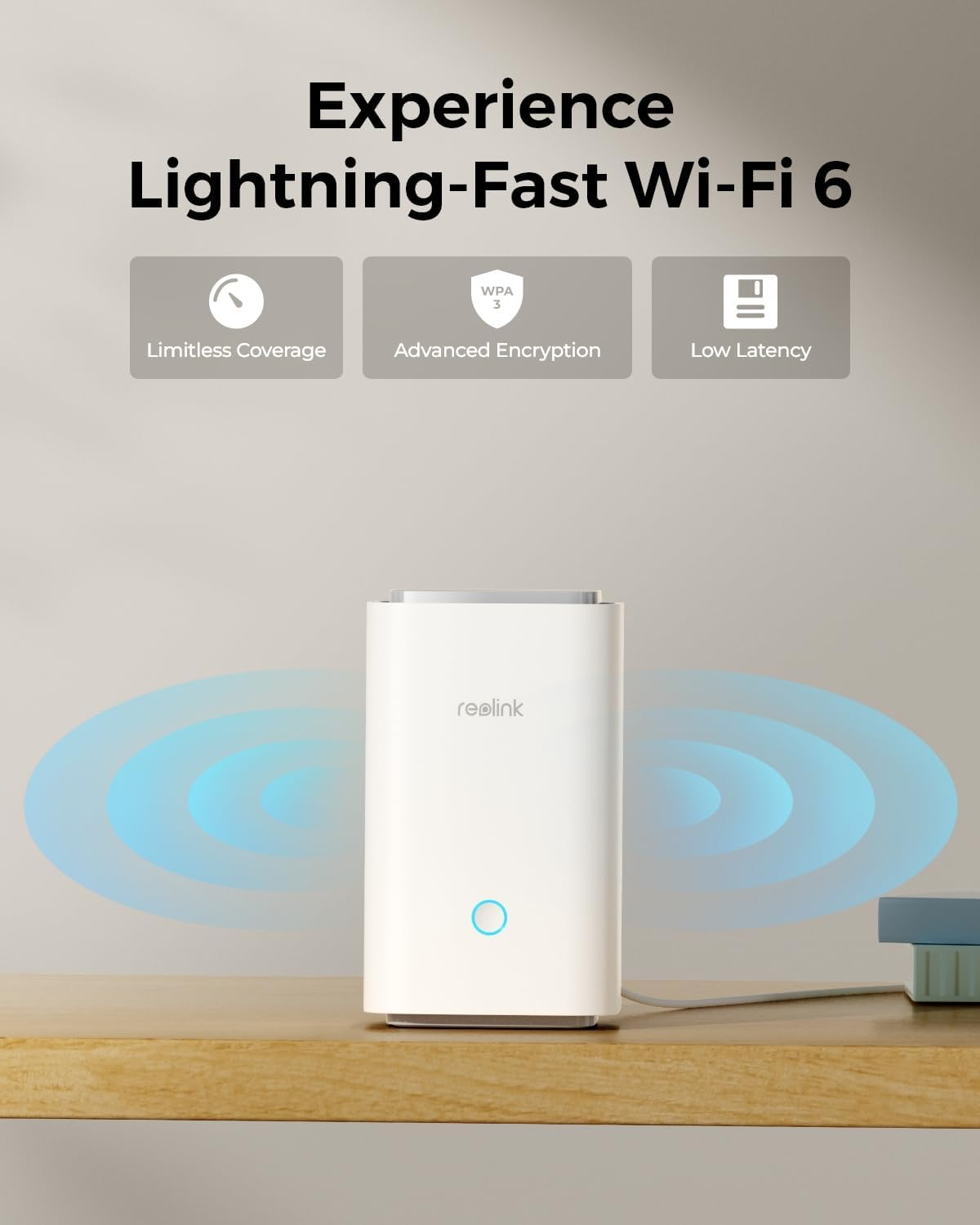 Ein weißer WLAN-Router mit blauen Lichtwellen. Oben drei Symbole mit Texten: Unbegrenzte Reichweite, Erweiterte Verschlüsselung und Geringe Latenz.
