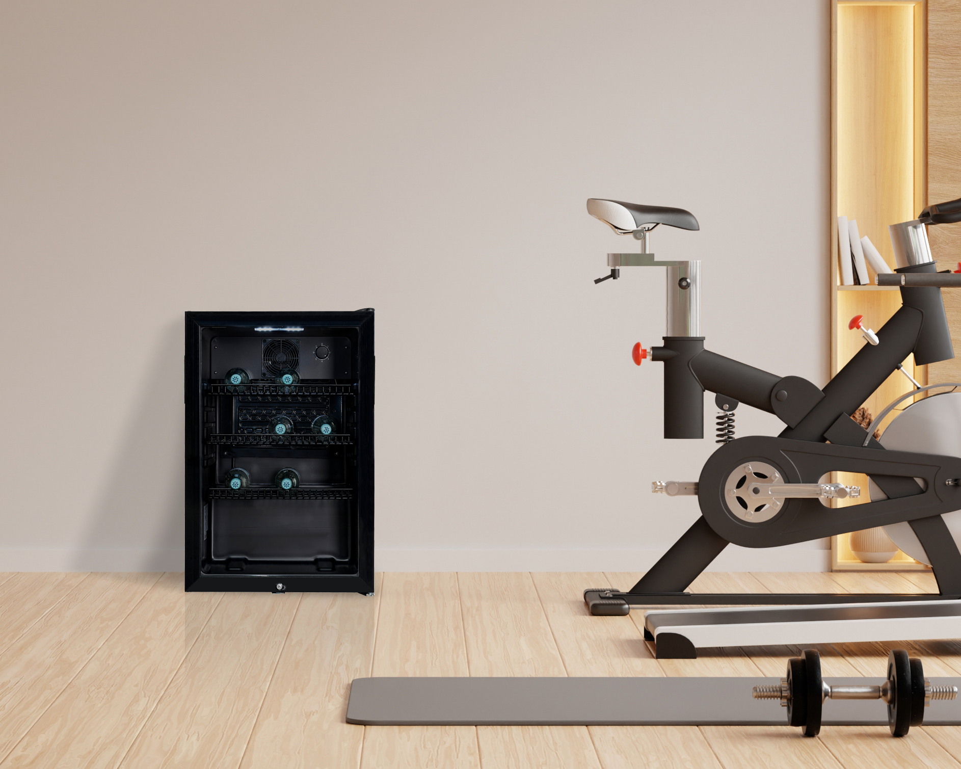 Ein Raum mit einem Heimtrainer, einem Minikühlschrank mit Getränken, Gewichten und einer Yogamatte auf einem Holzboden.