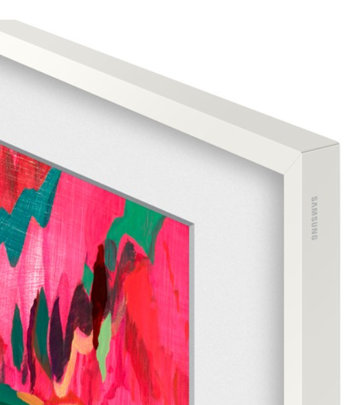 Zbliżenie oprawionego dzieła sztuki. Dzieło przedstawia abstrakcyjne pociągnięcia pędzla w odcieniach różu, zieleni i czerwieni. Rama jest biała, z logo Samsung.