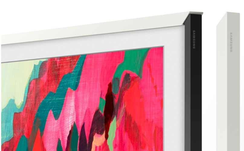 Zbliżenie telewizora z białą ramą. Ekran wyświetla abstrakcyjny obraz w kolorze czerwonym, zielonym i różowym. Czarna rama z boku.